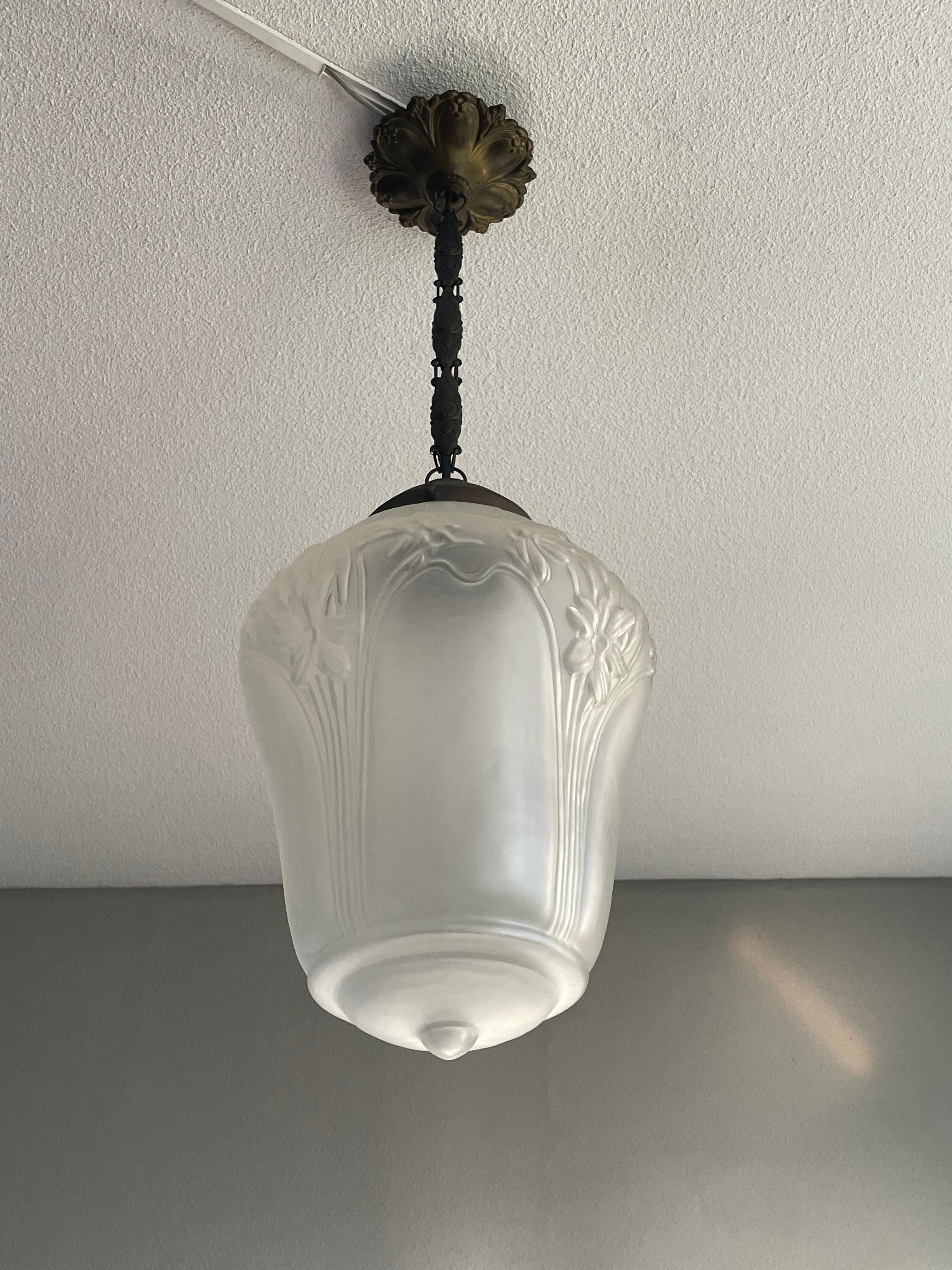Lampe suspendue d'origine Arts and Crafts en verre avec fleurs de daffodil, années 1900 en vente 4
