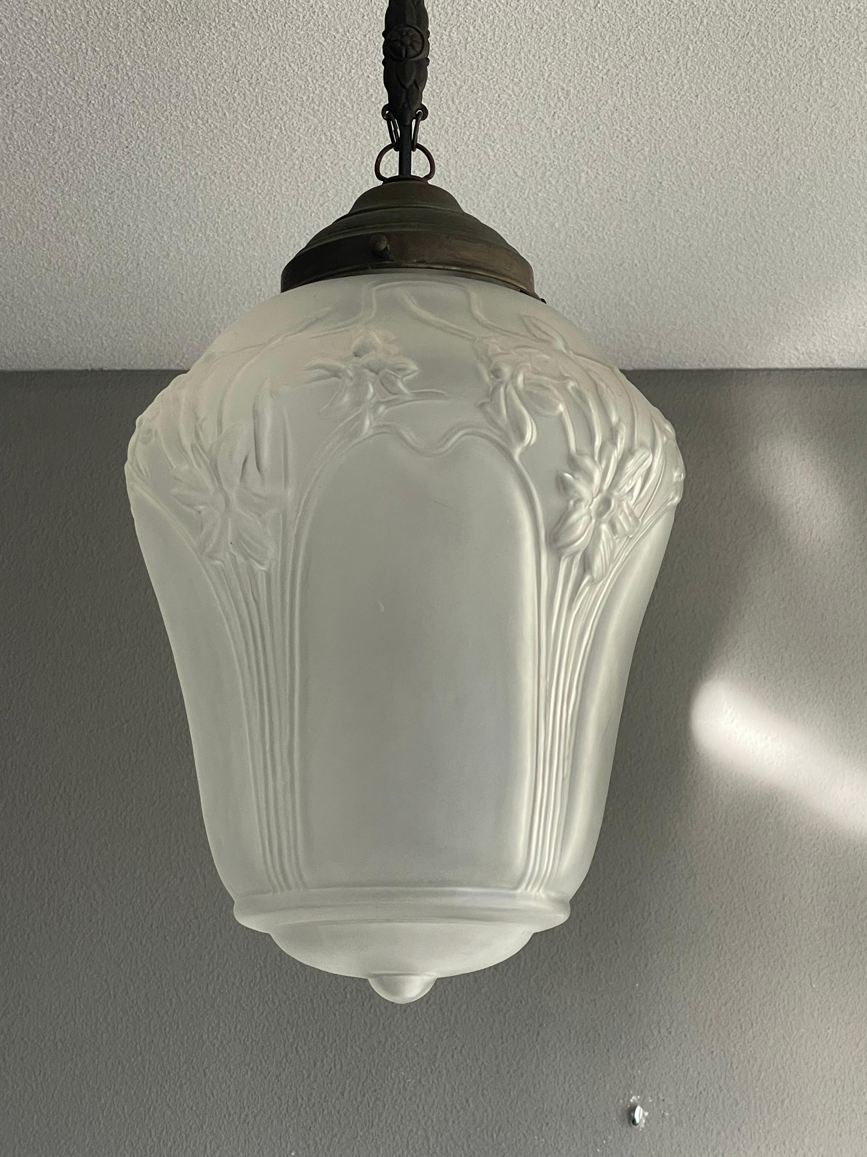 Lampe suspendue d'origine Arts and Crafts en verre avec fleurs de daffodil, années 1900 en vente 6