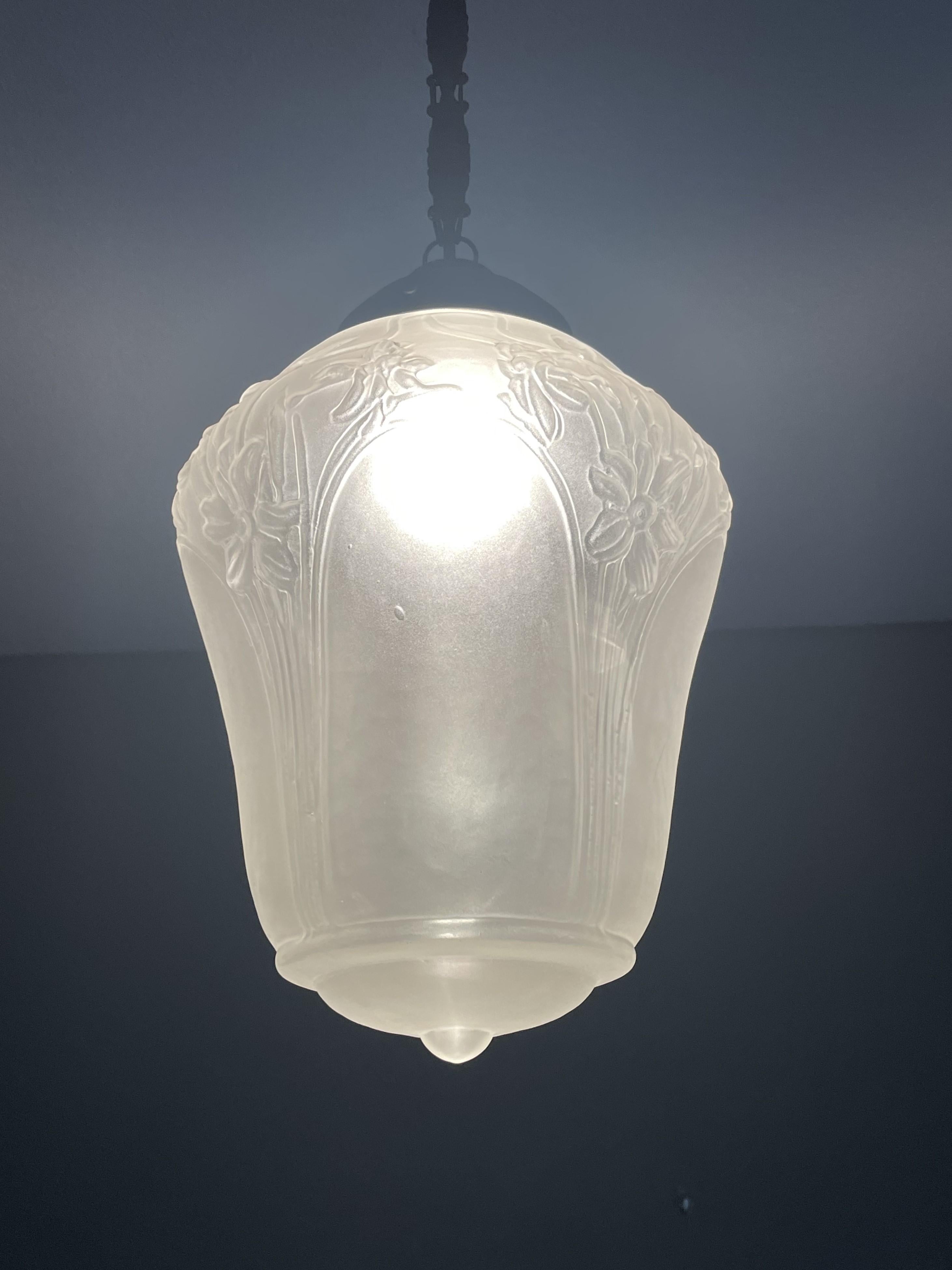 Lampe suspendue d'origine Arts and Crafts en verre avec fleurs de daffodil, années 1900 en vente 7