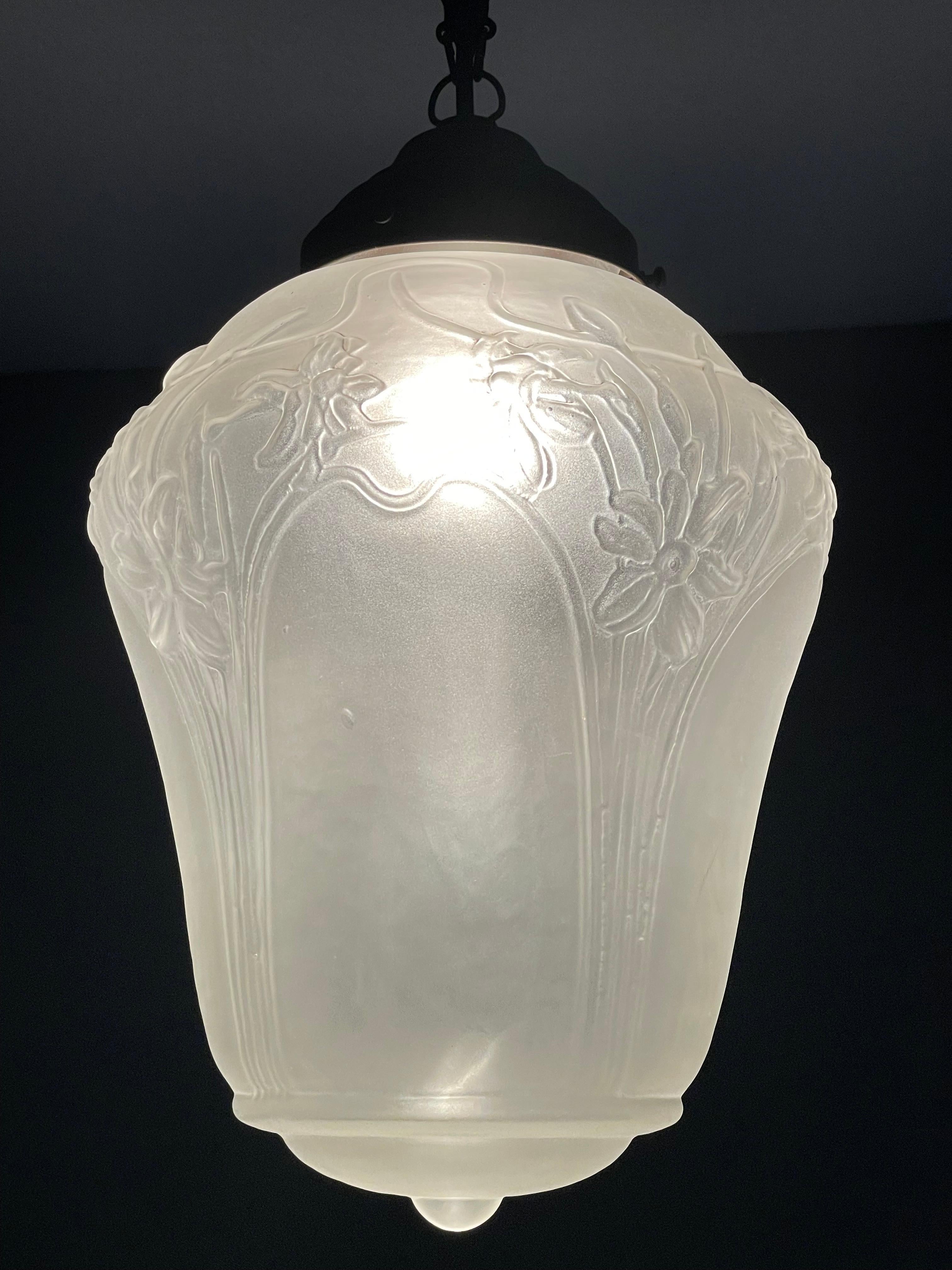 Lampe suspendue d'origine Arts and Crafts en verre avec fleurs de daffodil, années 1900 en vente 9