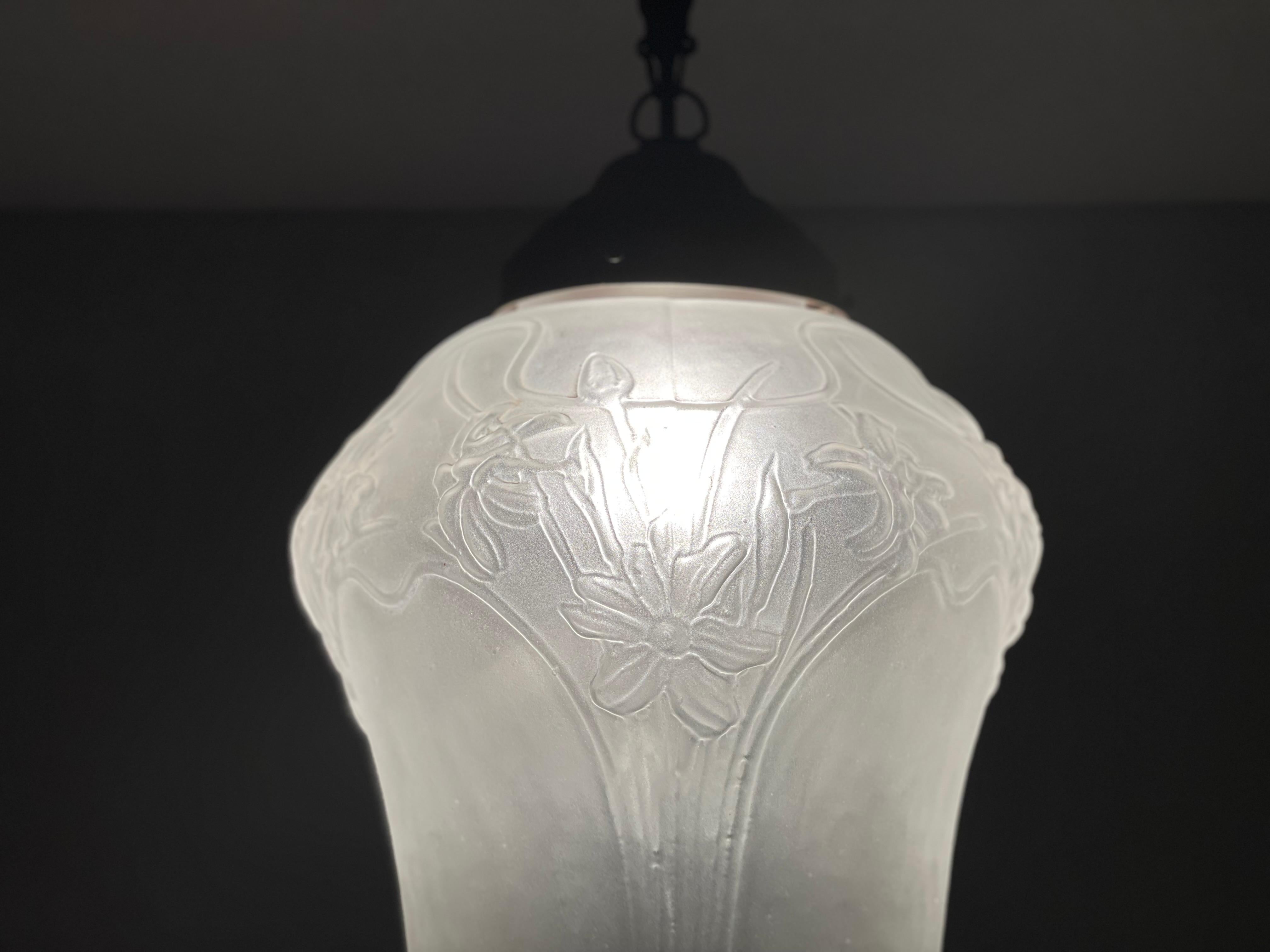 Lampe suspendue d'origine Arts and Crafts en verre avec fleurs de daffodil, années 1900 en vente 11