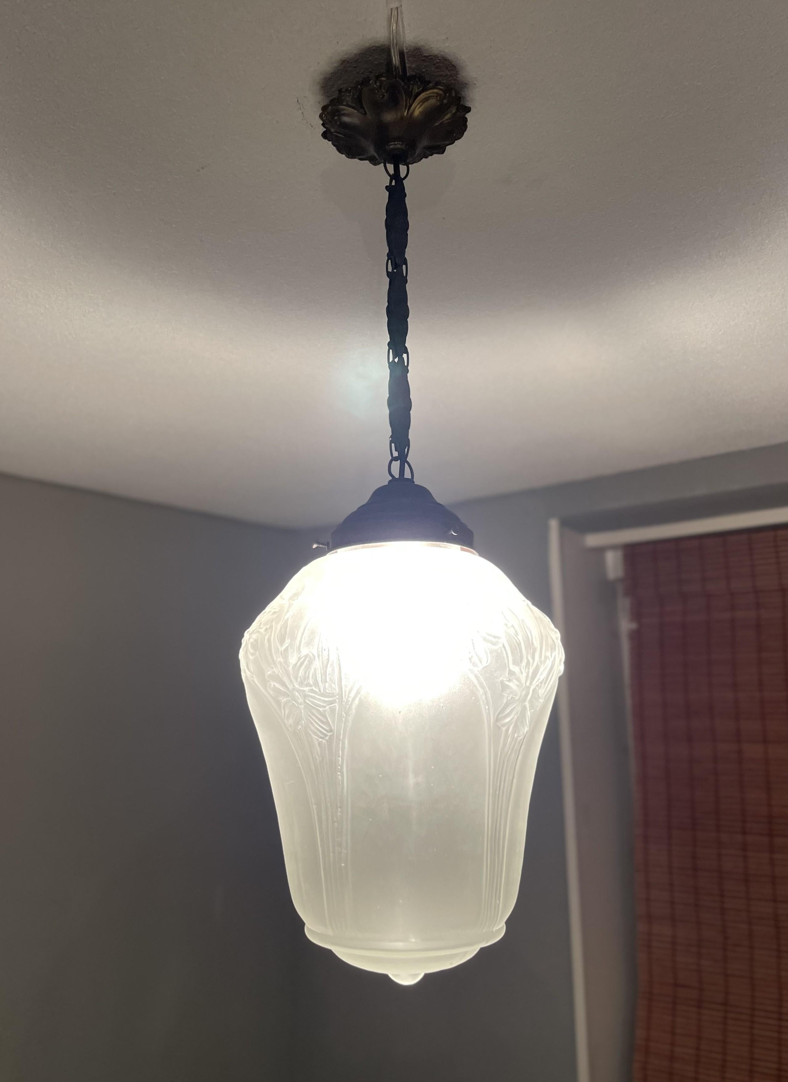 Original Arts and Crafts Glass Hallway Pendant Light with Daffodil Flowers 1900s In Excellent Condition For Sale In Lisse, NL