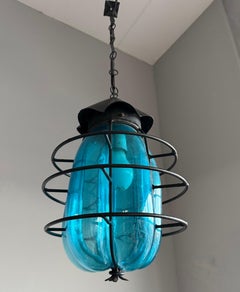 Lampe suspendue Arts & Crafts en verre bleu marine soufflé à la bouche dans un cadre en fer forgé