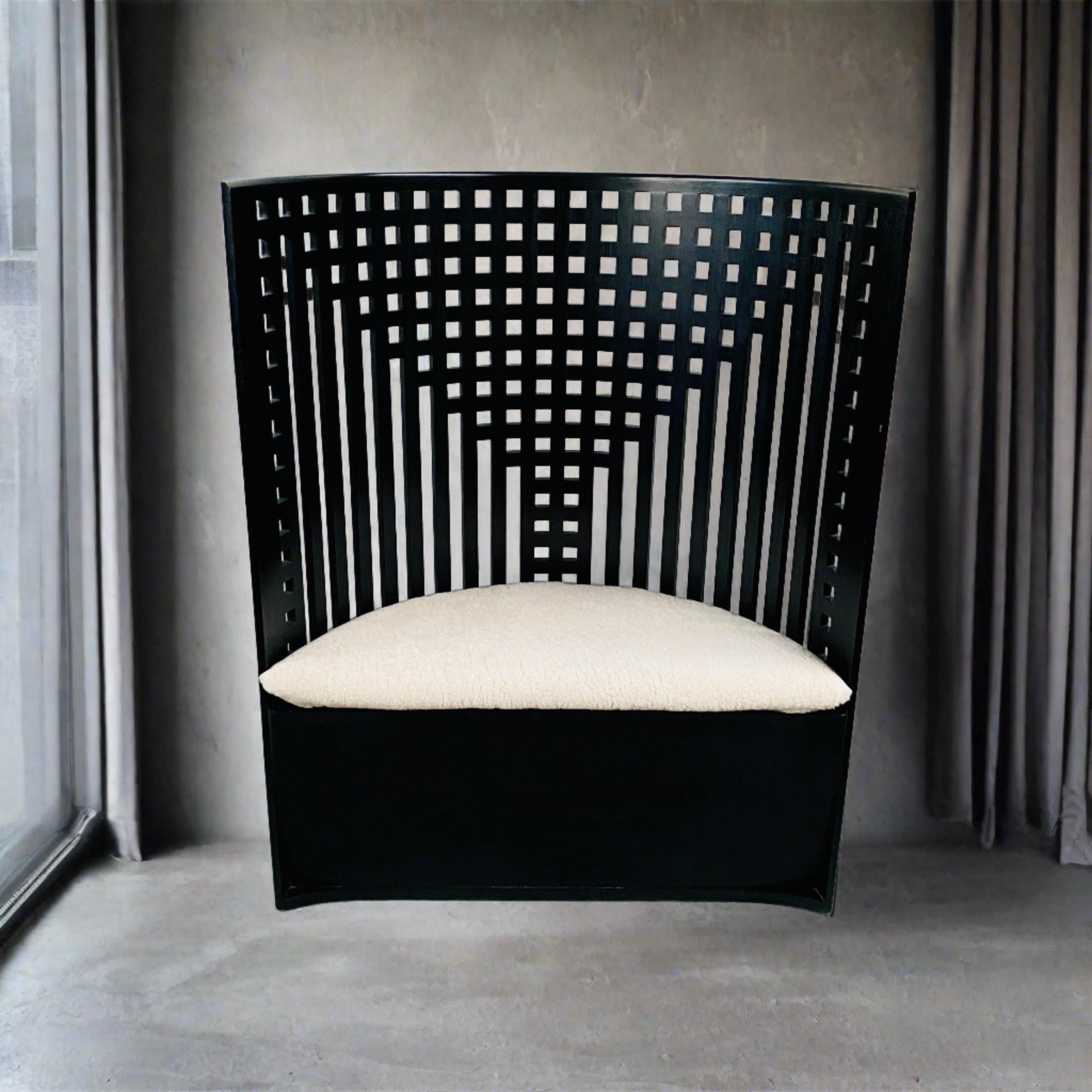 Voici le summum de l'élégance et de l'artisanat : la chaise Cassina en bois de frêne teinté noir de Charles Rennie Mackintosh. Cette pièce exquise, dotée d'un coussin d'assise rembourré en peau de mouton beige de première qualité, mesure 119 cm de
