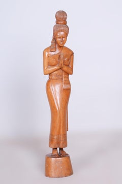 Escultura asiática original, madera lacada, en buen estado de conservación, década de 1950