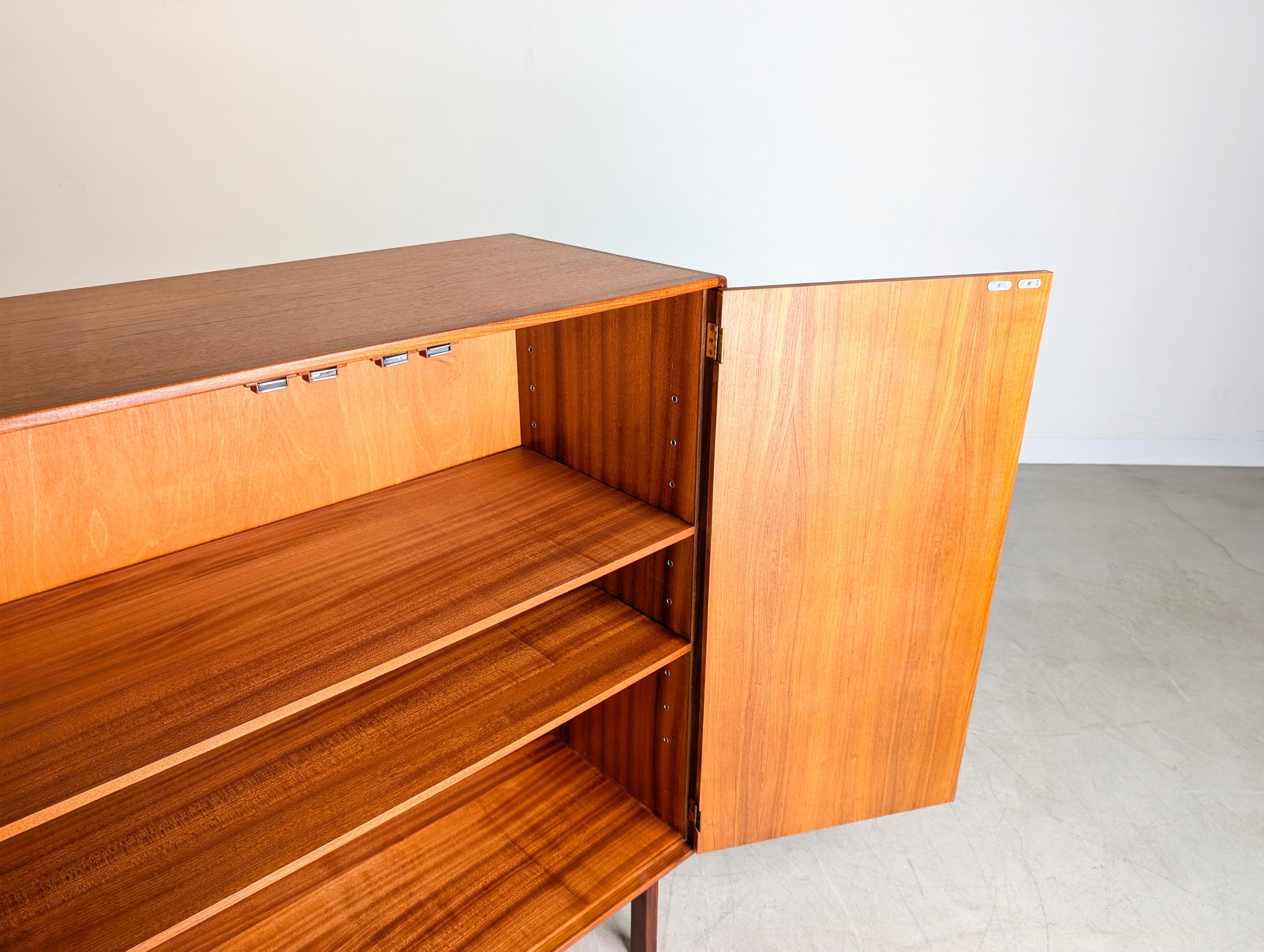 Wir bieten einen wunderschönen Vintage Schrank von Asko Finnland aus den 1960er Jahren zum Verkauf an. Das Möbel bietet hinter zwei großen Türen ein großzügiges Platzangebot mit höhenverstellbaren Einlegeböden.

***In unseren anderen Anzeigen