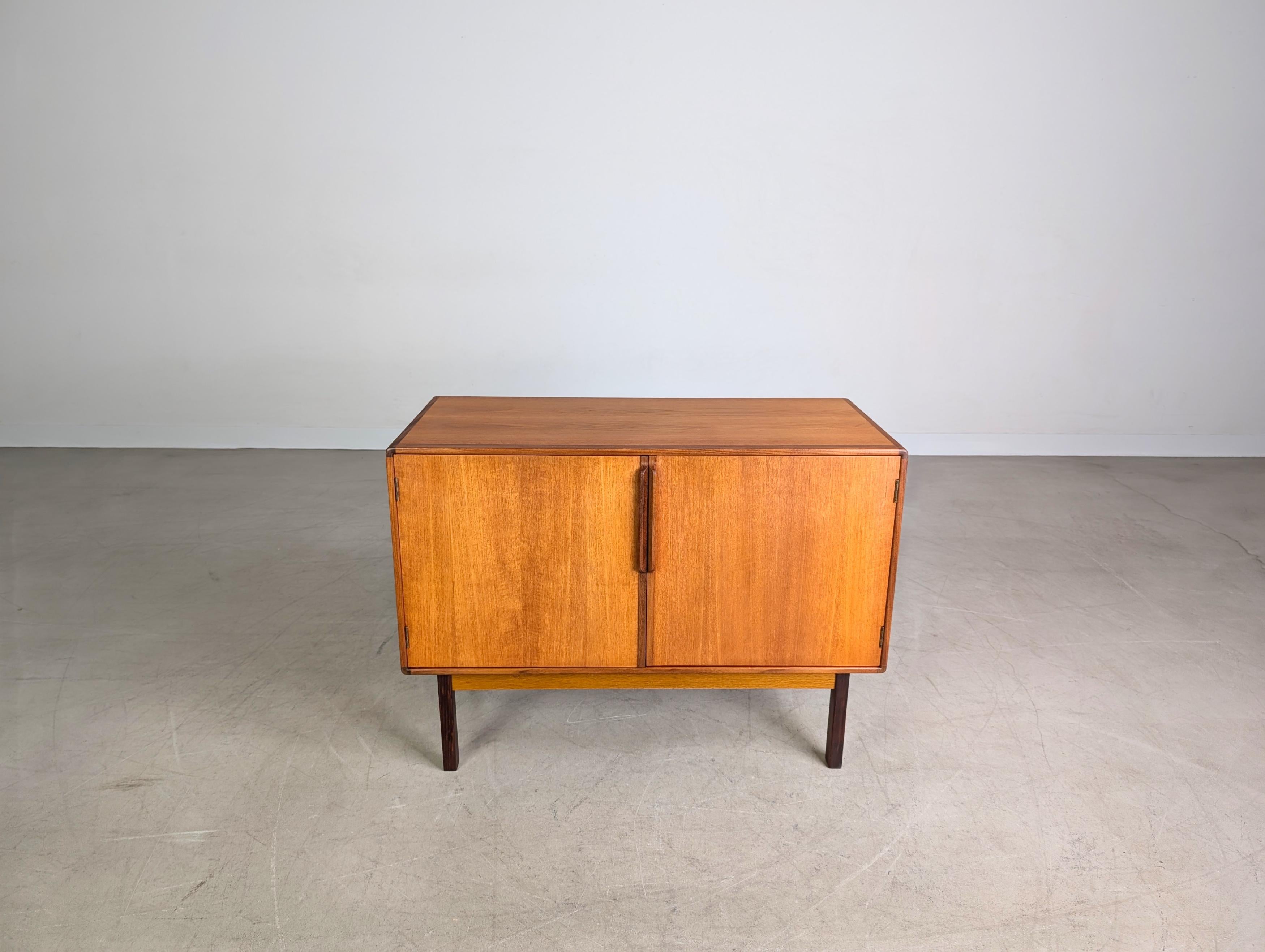 Wir bieten ein wunderschönes Vintage Sideboard/ Anrichte von Asko Finnland aus den 1960er Jahren zum Verkauf an. Das Möbel bietet hinter zwei großen Türen ein großzügiges Platzangebot mit höhenverstellbaren Einlegeböden.

***In unseren anderen