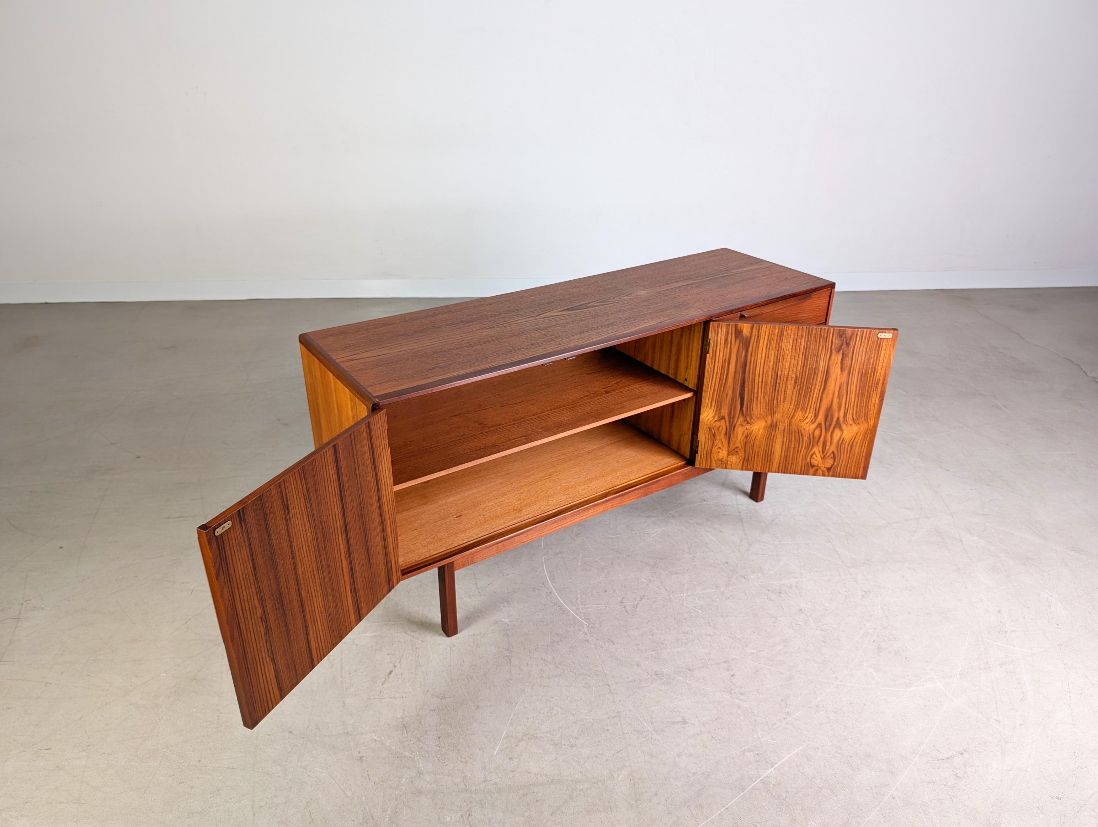 Wir bieten ein wunderschönes Vintage Sideboard von Asko Finnland aus den 1960er Jahren zum Verkauf an. Das Möbel bietet hinter zwei großen Türen ein großzügiges Platzangebot mit einem höhenverstellbaren Einlegeboden. Zudem verfügt es über vier