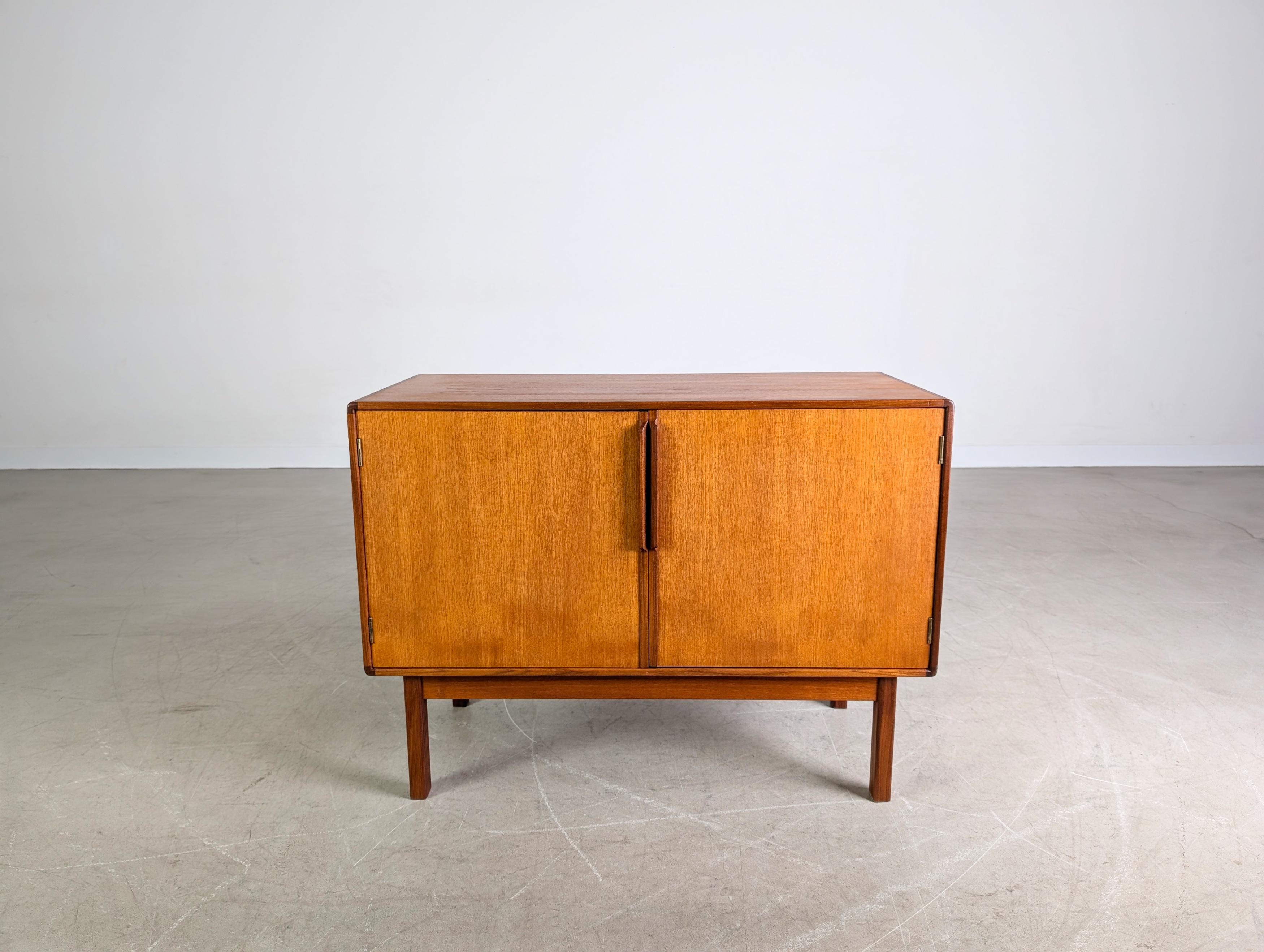 Wir bieten ein wunderschönes Vintage Sideboard/ Anrichte von Asko Finnland aus den 1960er Jahren zum Verkauf an. Das Möbel bietet hinter zwei großen Türen ein großzügiges Platzangebot mit höhenverstellbaren Einlegeböden.

***In unseren anderen