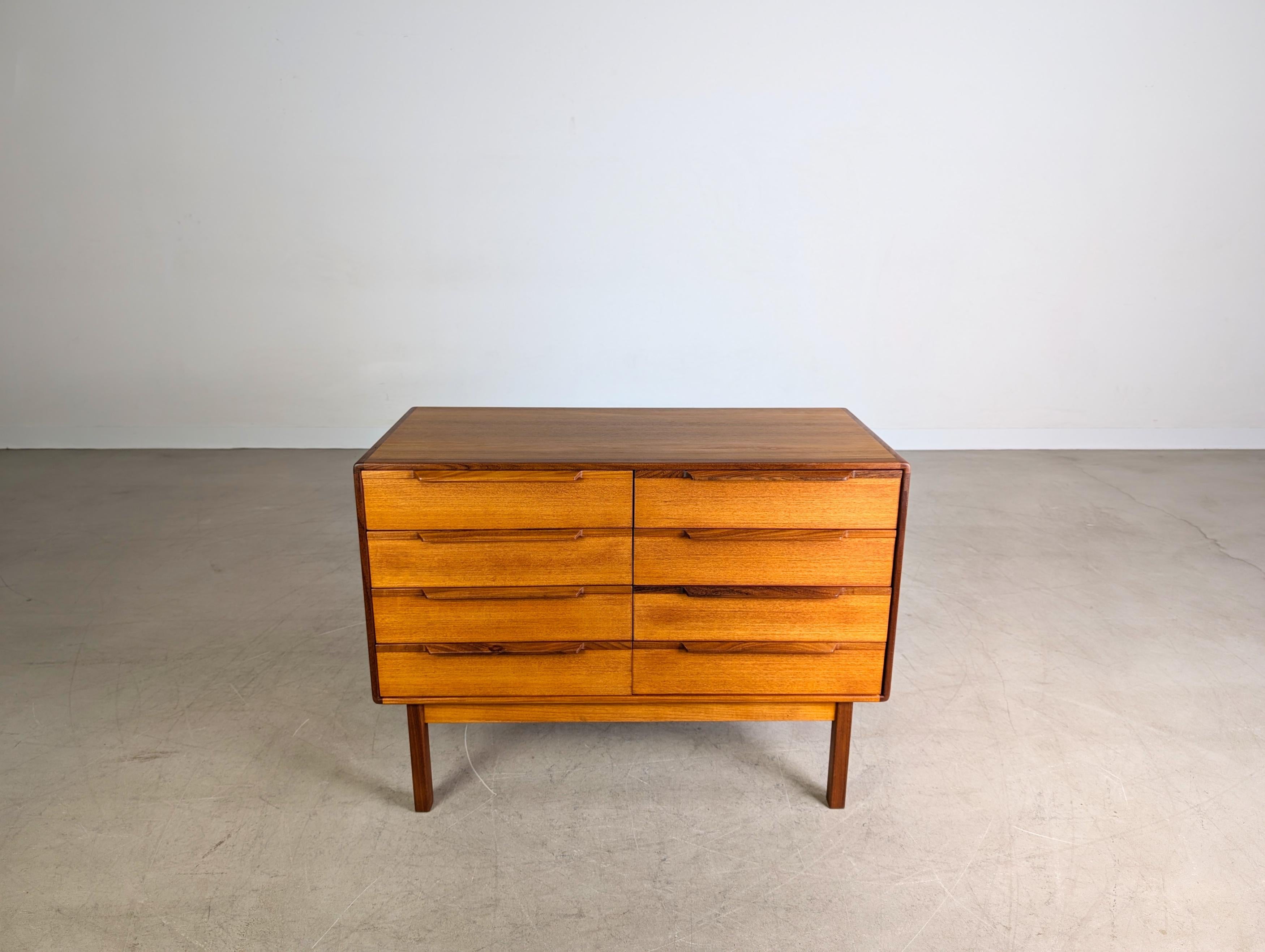 Wir bieten ein wunderschönes Vintage Sideboard/ Anrichte von Asko Finnland aus den 1960er Jahren zum Verkauf an. Das Möbel bietet mit insgesamt acht Schubfächern ein großzügiges Platzangebot und lässt sich durch seine minimalistische Formgebung auch