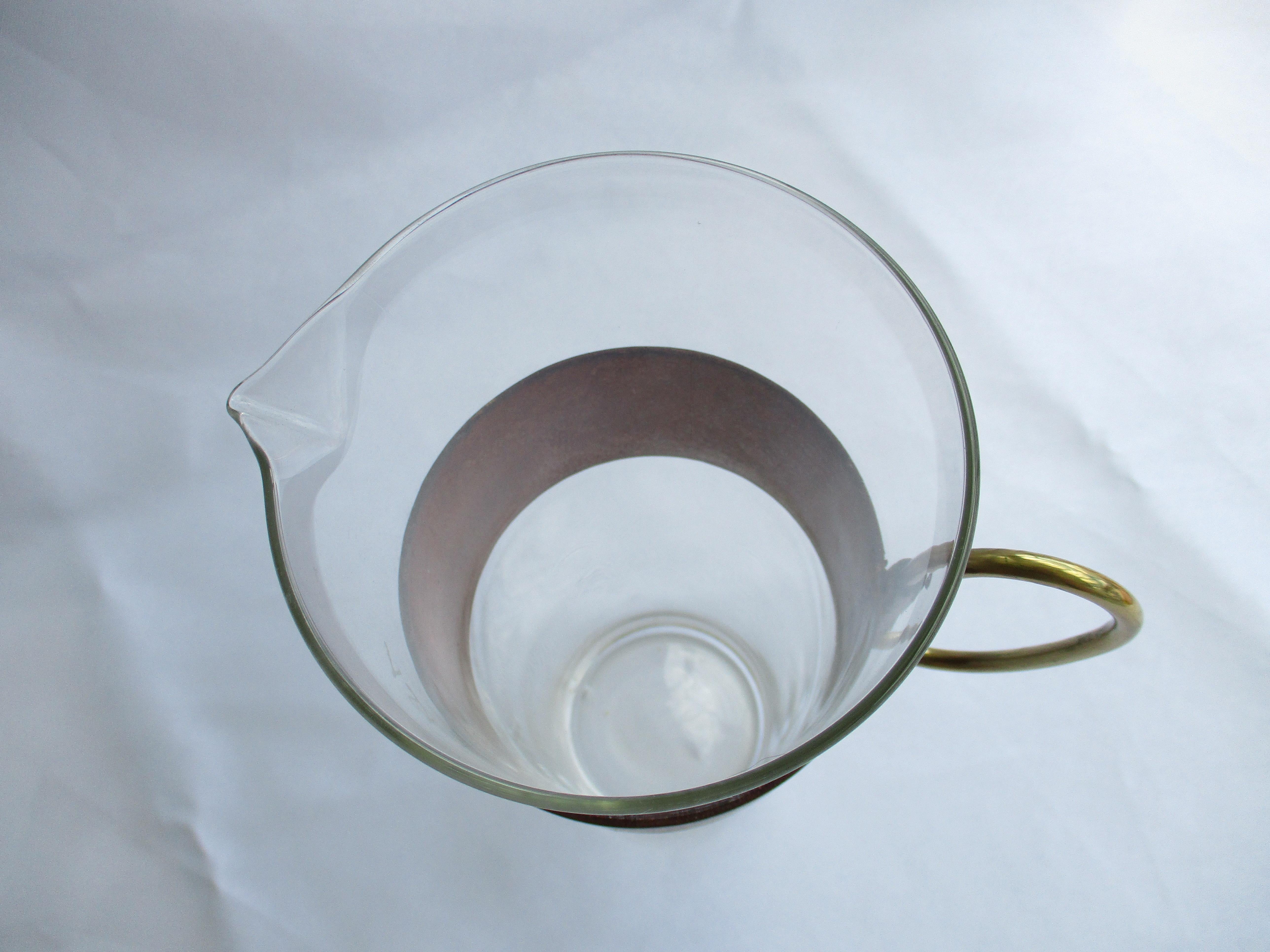 Original Aubock Glaskaraffe mit Ledermanschette und Messinggriff (Internationaler Stil) im Angebot