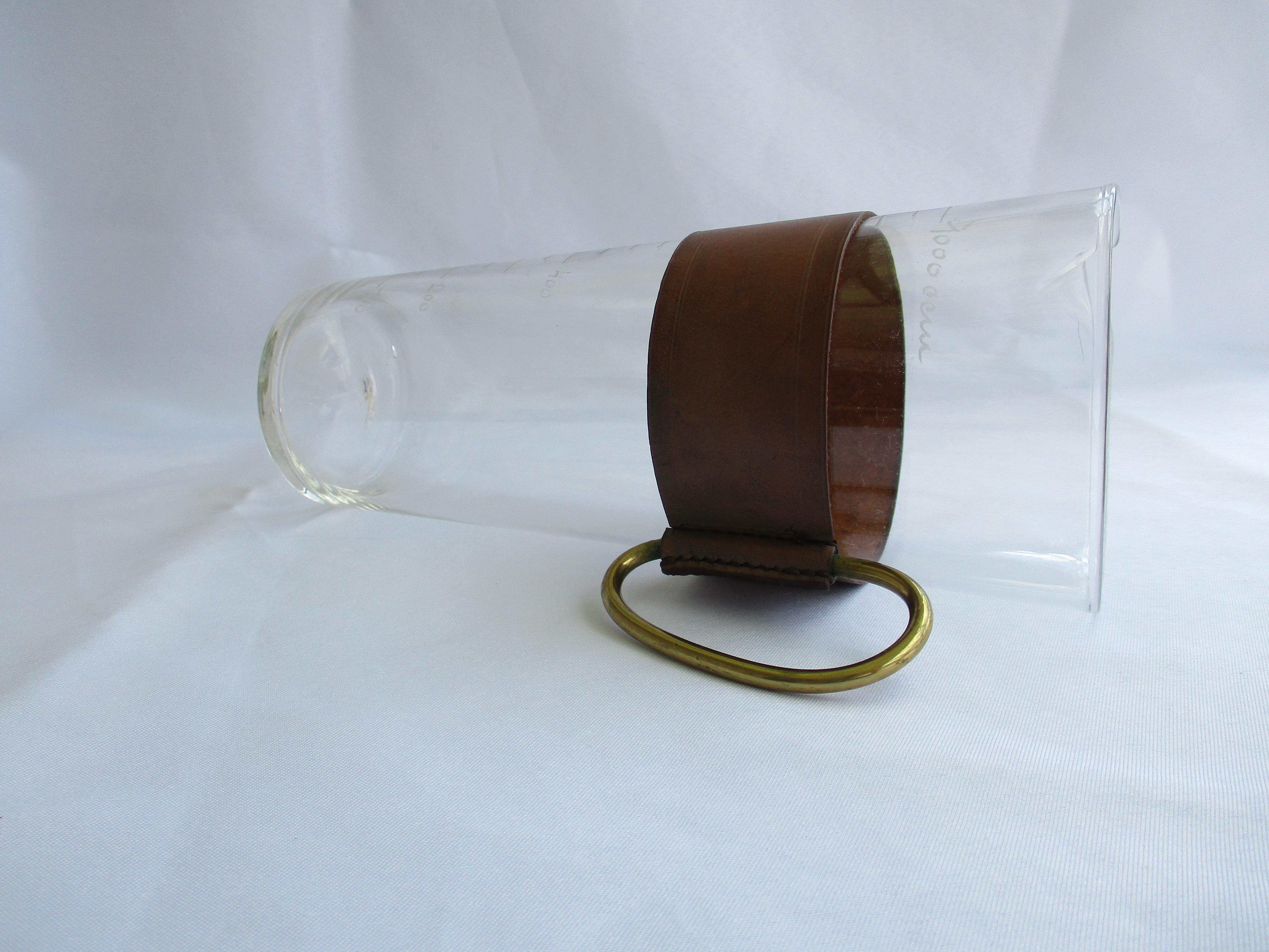 Original Aubock Glaskaraffe mit Ledermanschette und Messinggriff (Handgefertigt) im Angebot