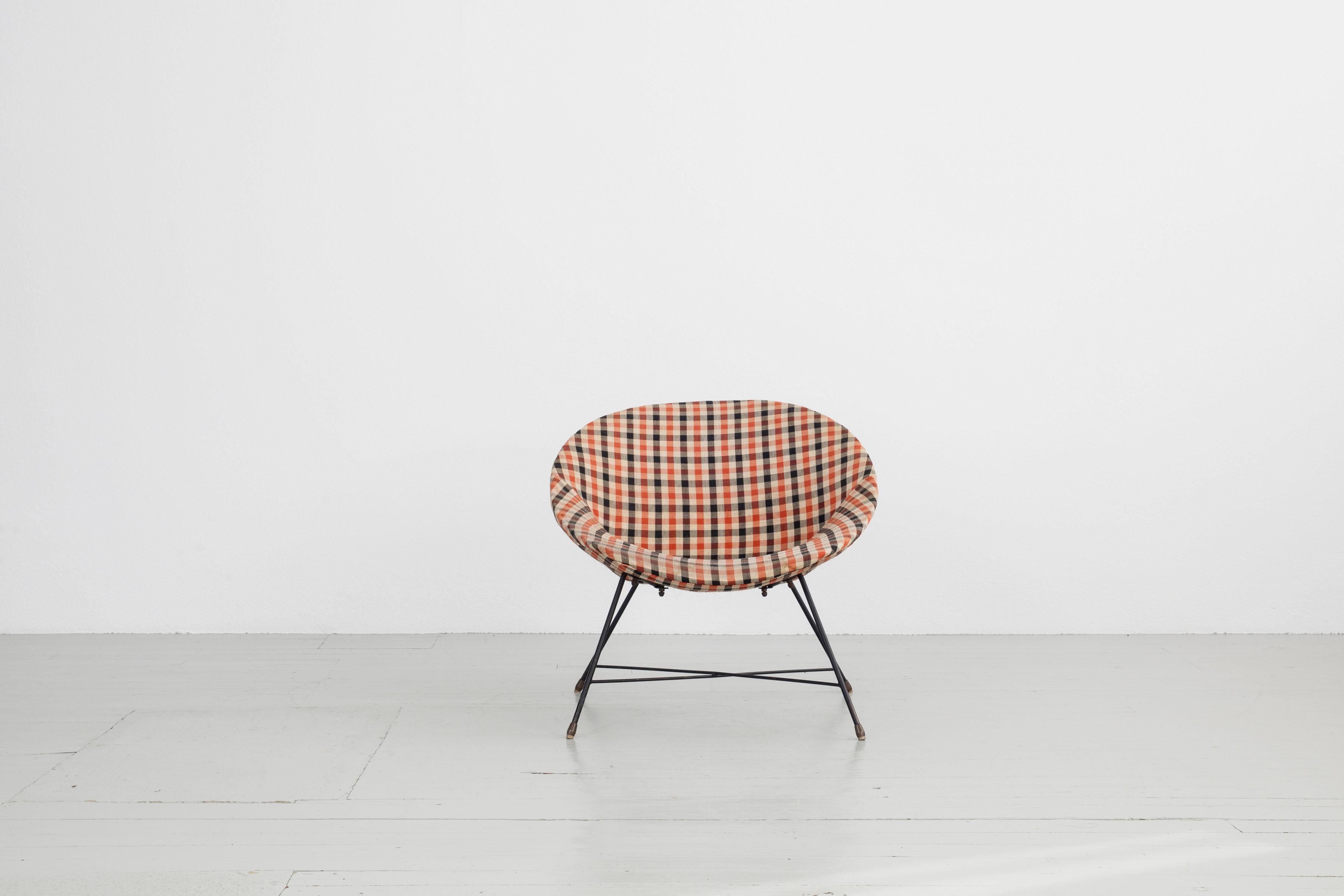 Ce fauteuil ludique a été conçu dans les années 1950 en Italie par Augusto Bozzi et fabriqué par Saporiti et il porte l'étiquette originale. La chaise est en état original avec des décompositions mineures au niveau de la mousse du siège. Le siège