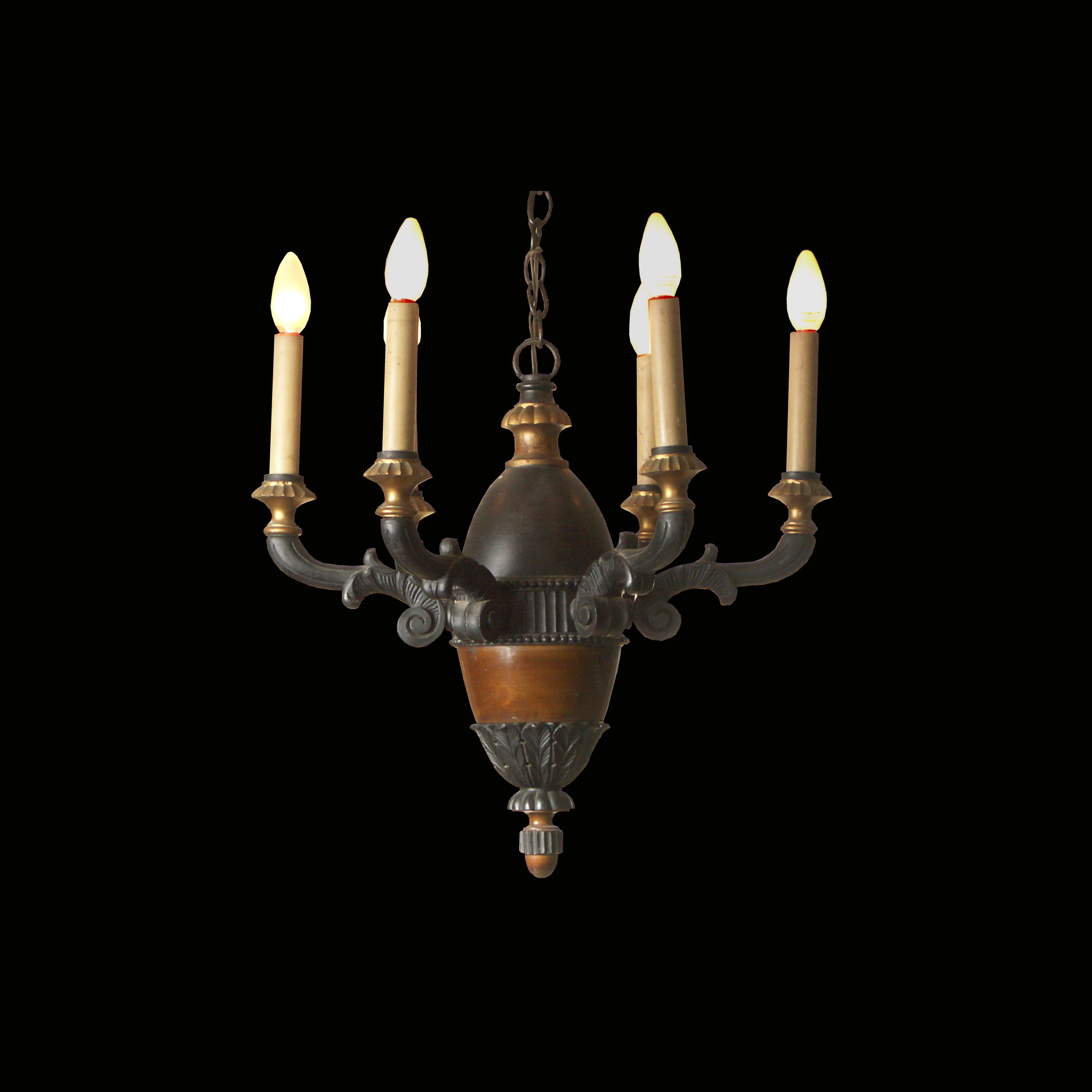 Dans le style du classicisme baroque, corpus en bois, en partie laqué et doré. Six bras avec décor en spirale, feuilles d'acanthe
Convient pour les États-Unis.