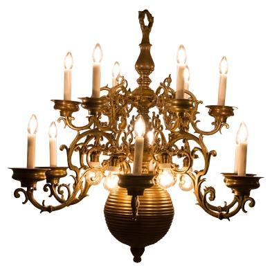 Baroque chandelier in flemish style, 18 flames, 2-story, rilled baluster, late 19th century.
Restored.
Suitable for US.