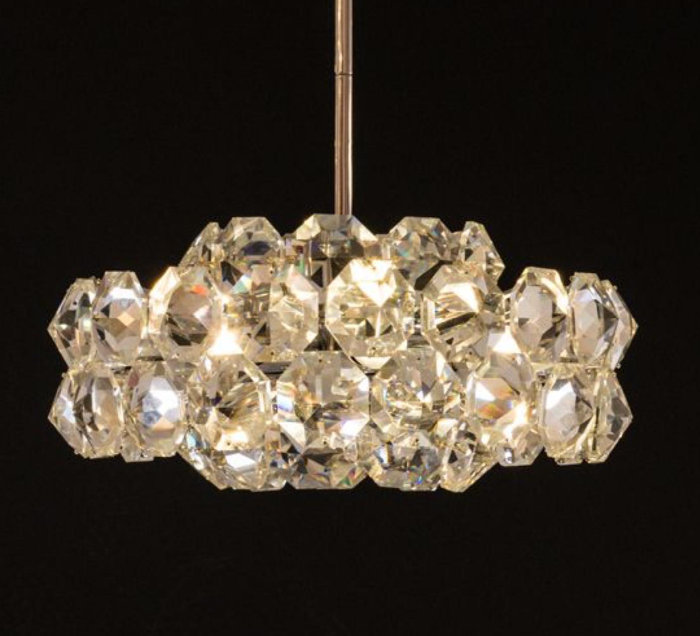 Una hermosa lámpara de araña de tamaño medio con más de 50 piedras de cristal talladas a mano.
Adecuado para EE.UU.