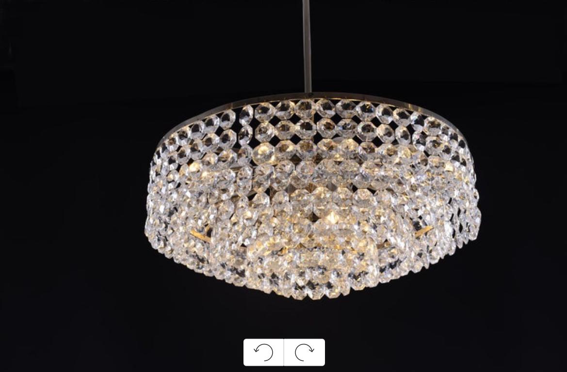 Grande lampadario Bakalowits degli anni '60, molto moderno, con 18 fiamme e pietra di cristallo tagliata a mano di qualità straordinaria; l'altezza indicata è solo quella del lampadario, la caduta totale può essere regolata.
Adatto per gli Stati