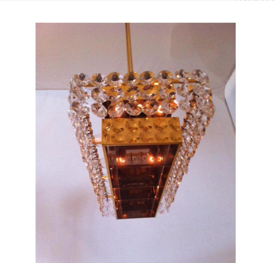 Más de 130 prismas de cristal tallados a mano, marco de latón dorado, una típica obra vienesa de posguerra. Obviamente hecho para iluminar el mostrador de una tienda.

La altura es sólo la de la lámpara de araña, la caída total de 112 cm puede