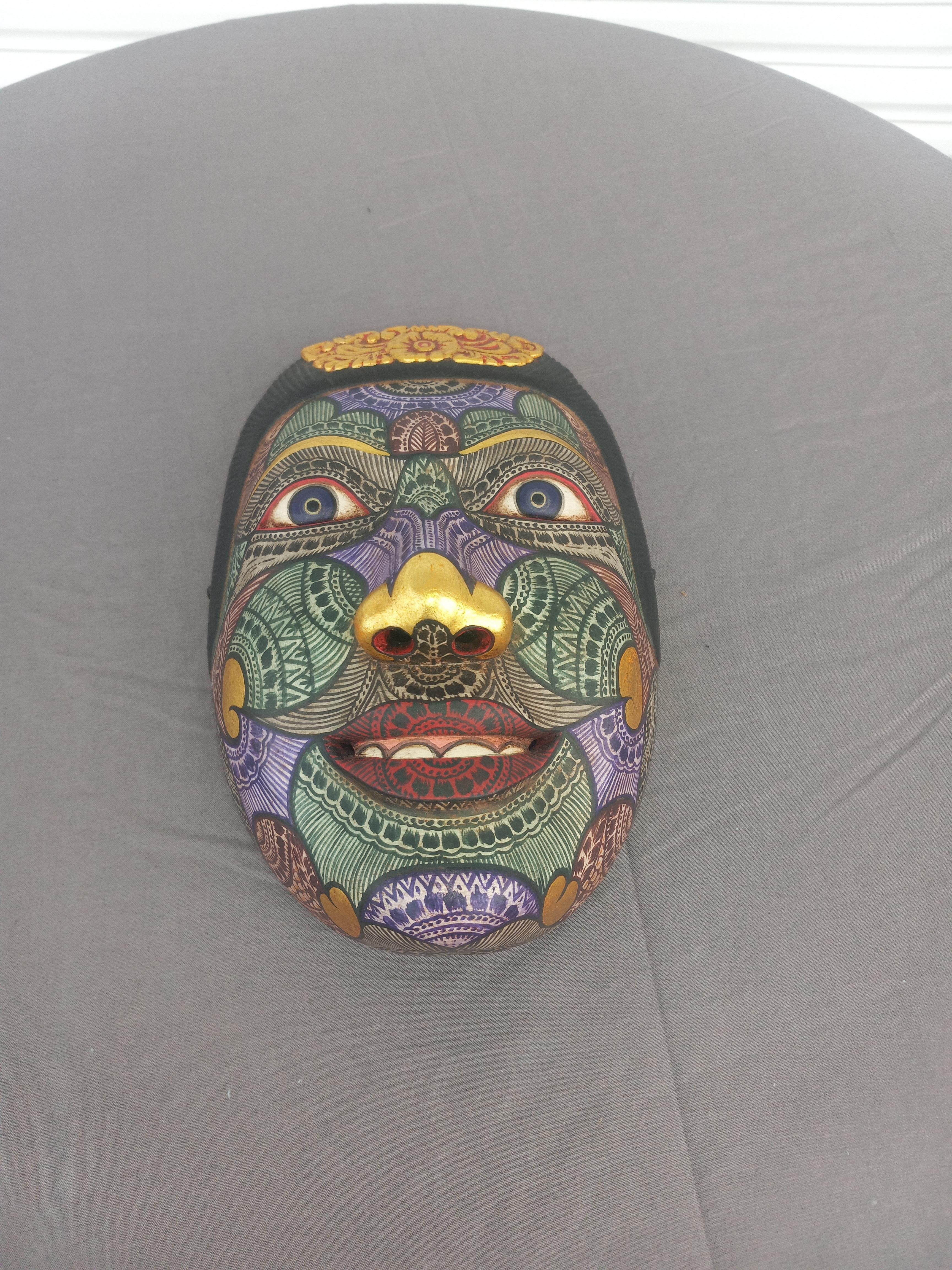 Original Bali Masks Hand Painted Carved Pande Made Taban, fabriqué à partir d'une position de leadership au sein du village du palais royal officiel à Ubud, Bali, Indonésie, ce masque, créé par un artiste inconnu, présente des yeux ronds, des lèvres