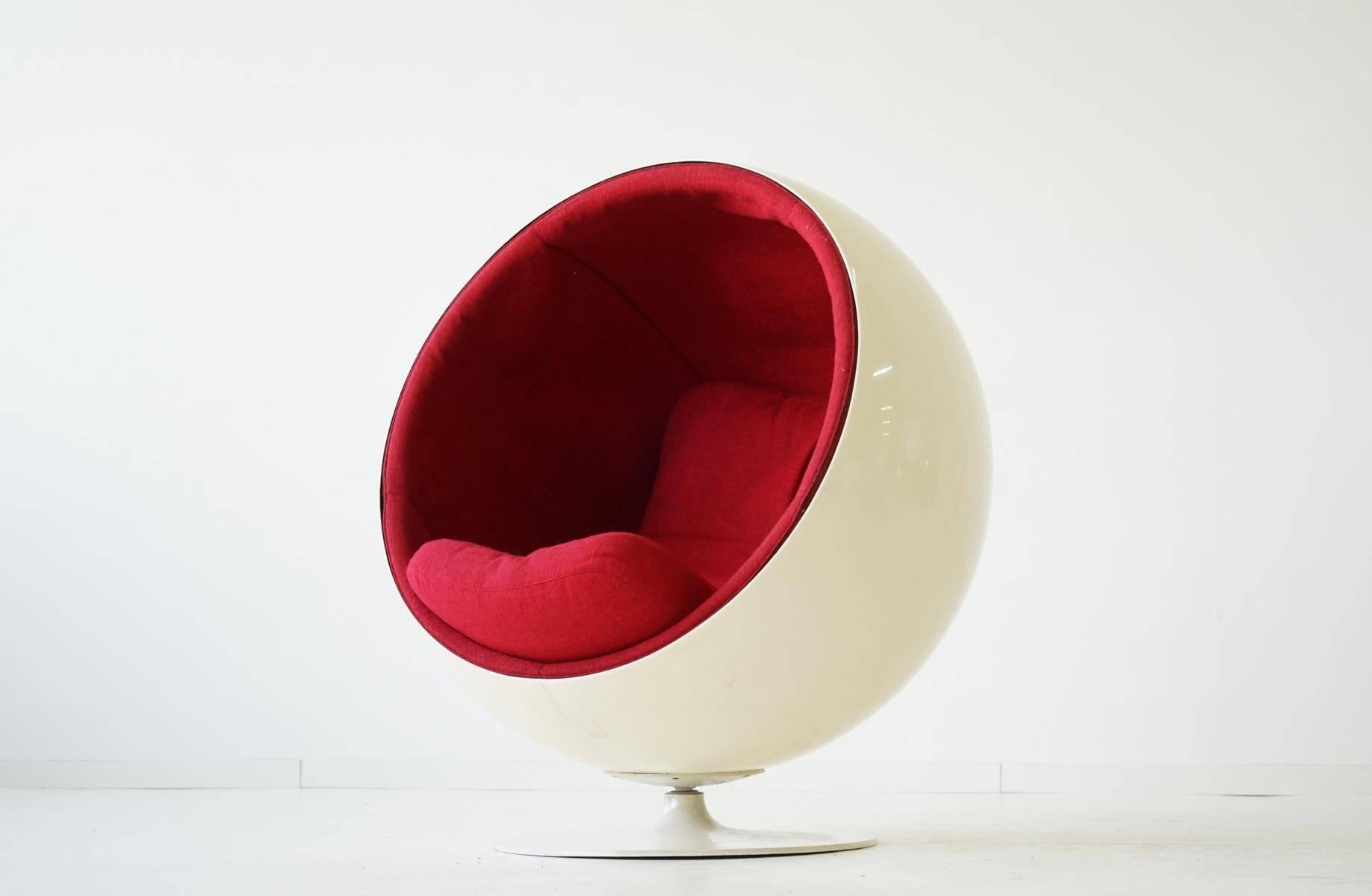 Original ball chair by Eero Aarnio Asko
Red fabric, 1960s.

   