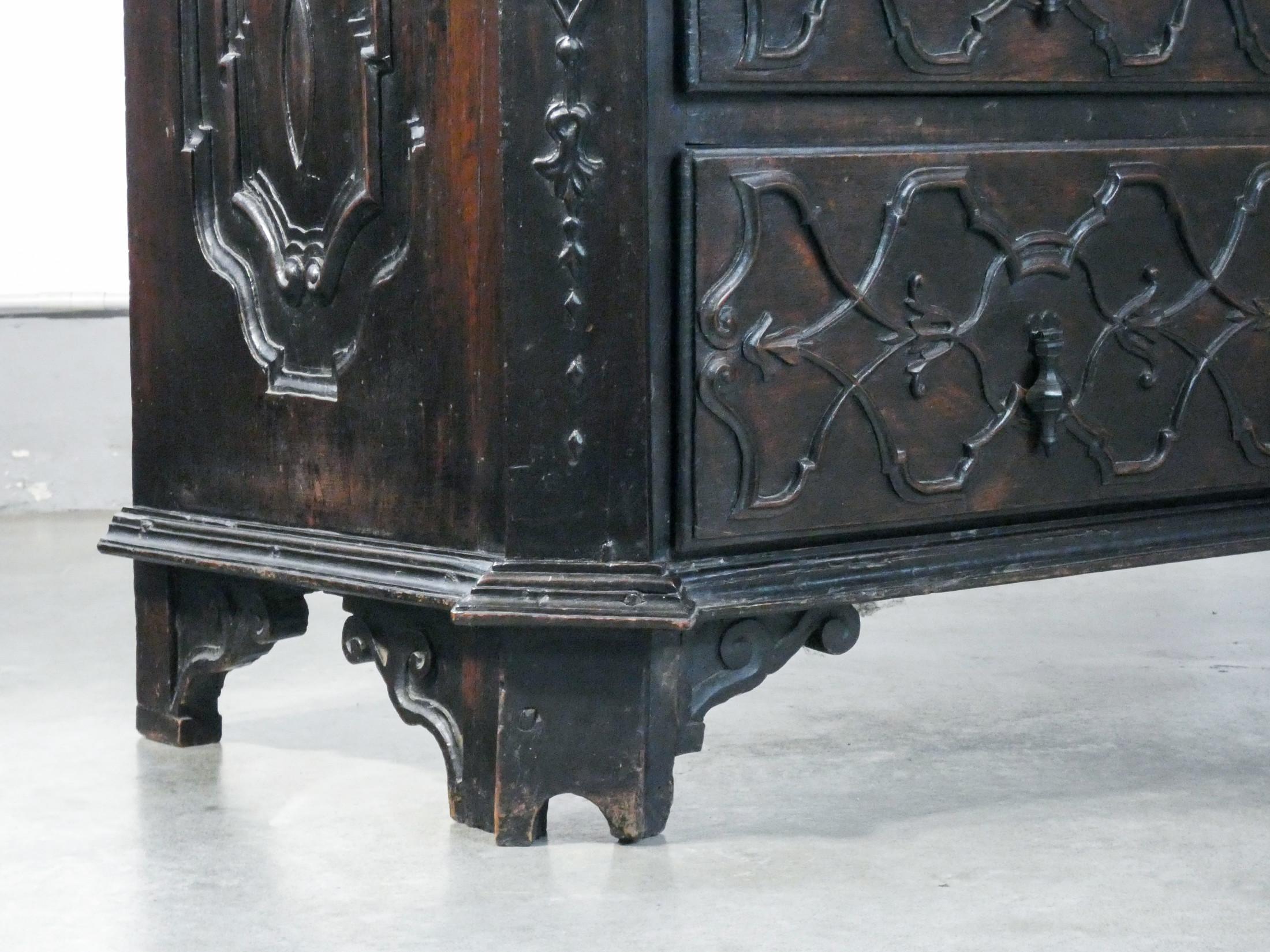 Original Baroque Chest of Drawers in Carved Walnut, Italy, 17th Century 7