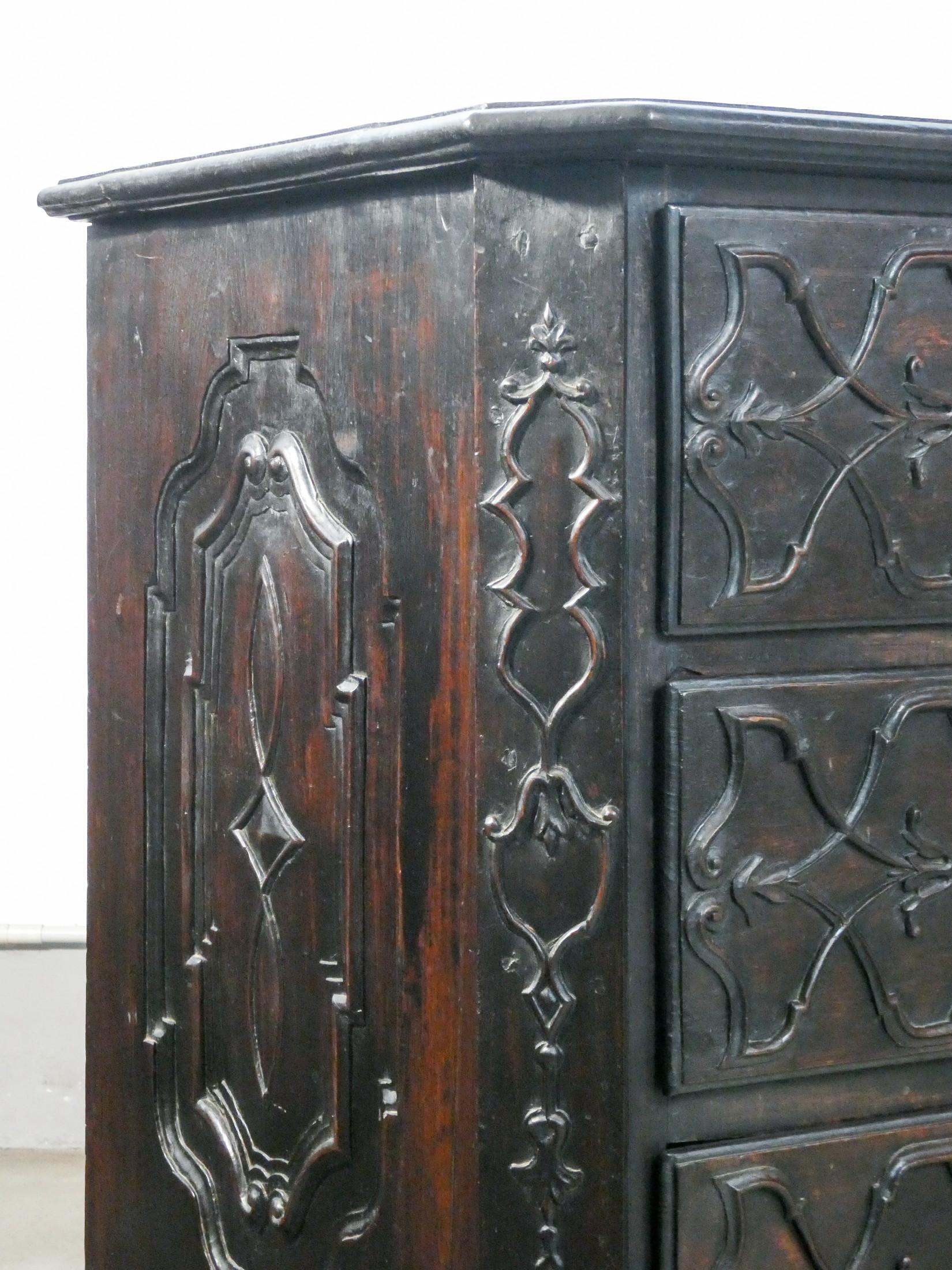 Original Baroque Chest of Drawers in Carved Walnut, Italy, 17th Century 8