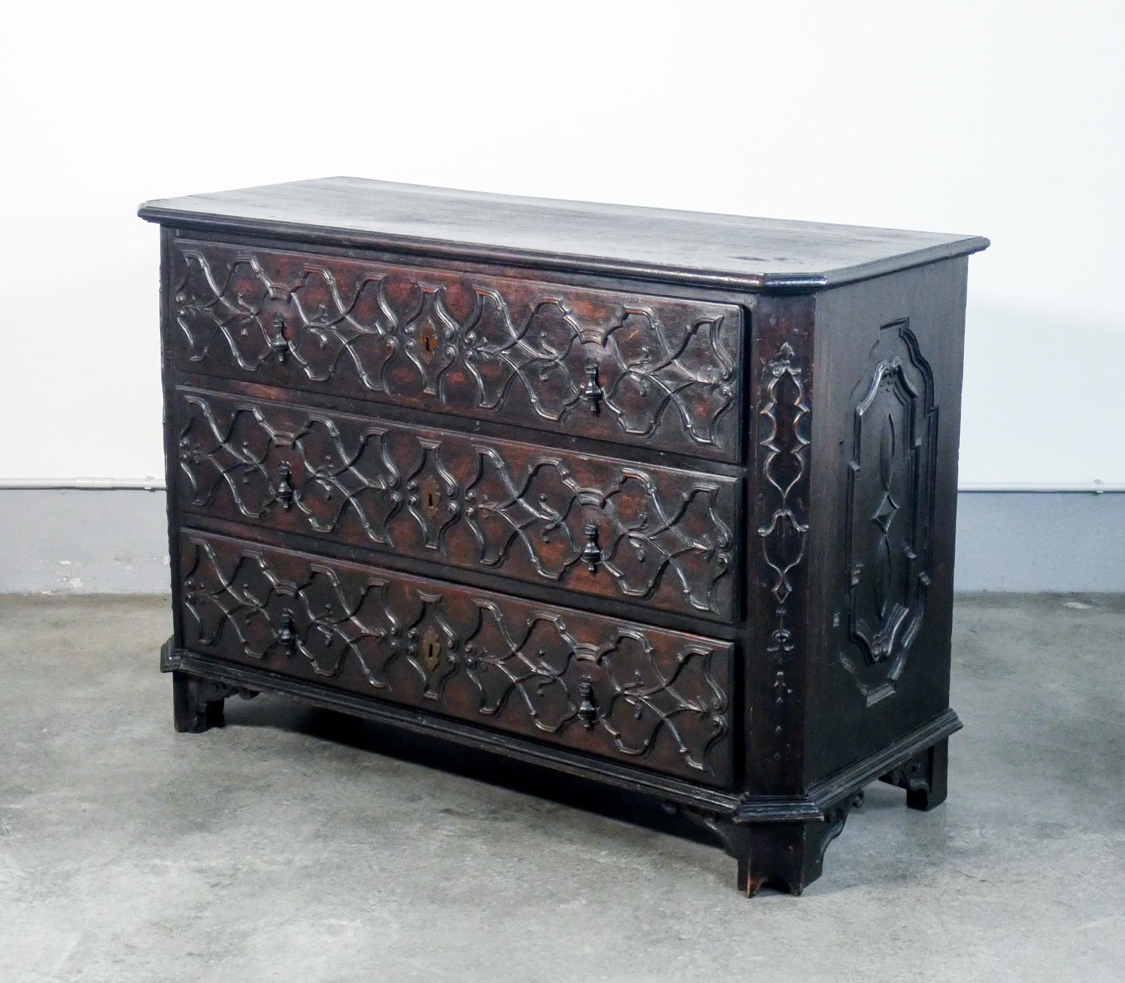 Original baroque chest of drawers in walnut wood carved in tiles

ORIGIN
Italy

PERIOD
Seventeenth century

TEMPLATE
Dresser chest of drawers with three drawers

MATERIALS
Carved walnut wood

DIMENSIONS
Height: 100 cm
Width: 145