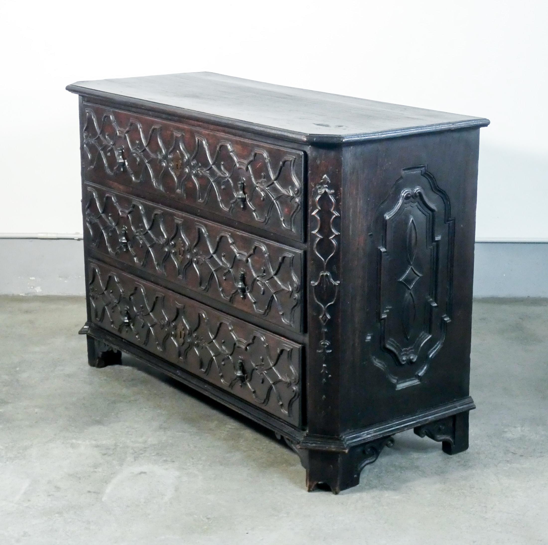 Italian Original Baroque Chest of Drawers in Carved Walnut, Italy, 17th Century