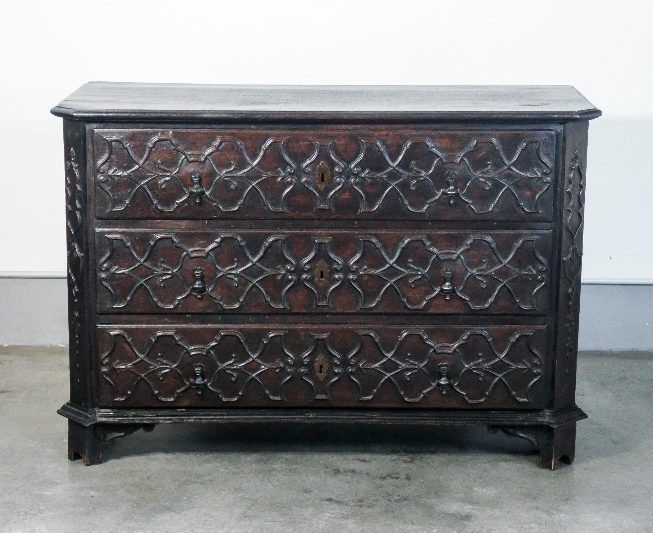Original Baroque Chest of Drawers in Carved Walnut, Italy, 17th Century In Good Condition In Torino, IT
