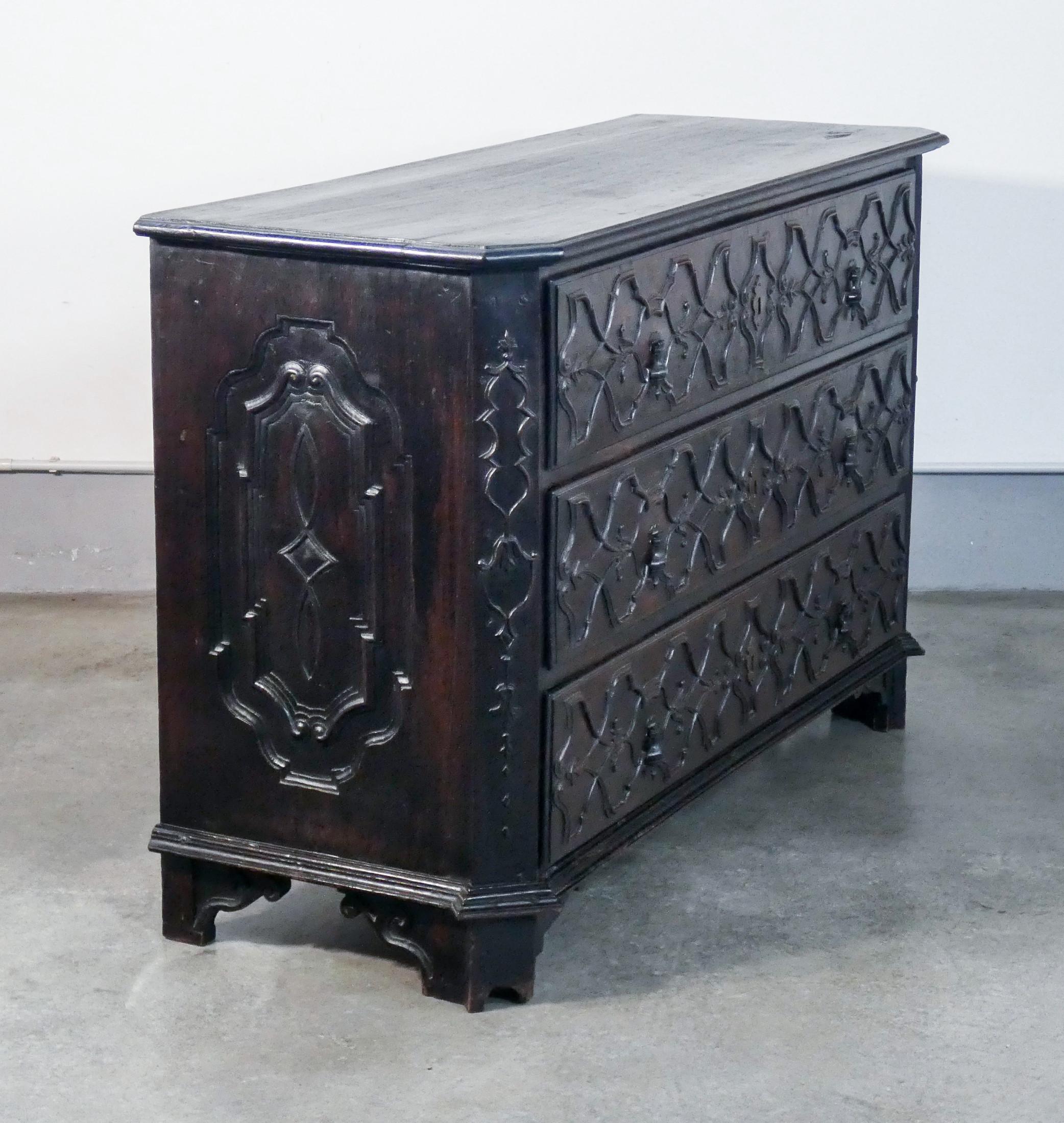 Original Baroque Chest of Drawers in Carved Walnut, Italy, 17th Century 1