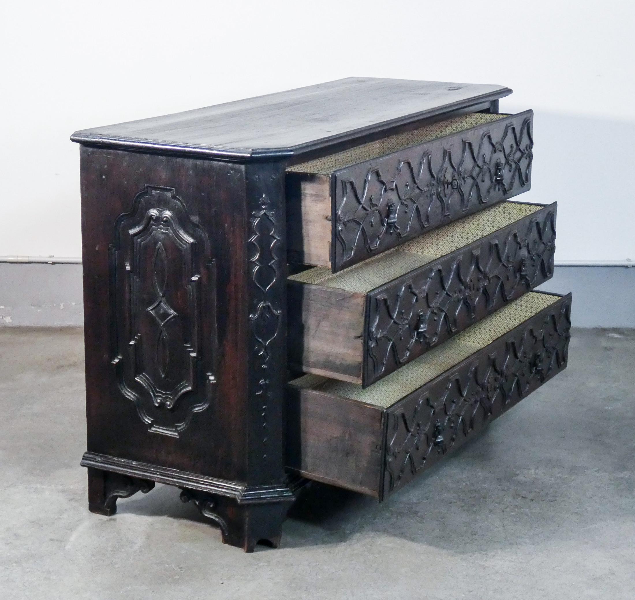 Original Baroque Chest of Drawers in Carved Walnut, Italy, 17th Century 2