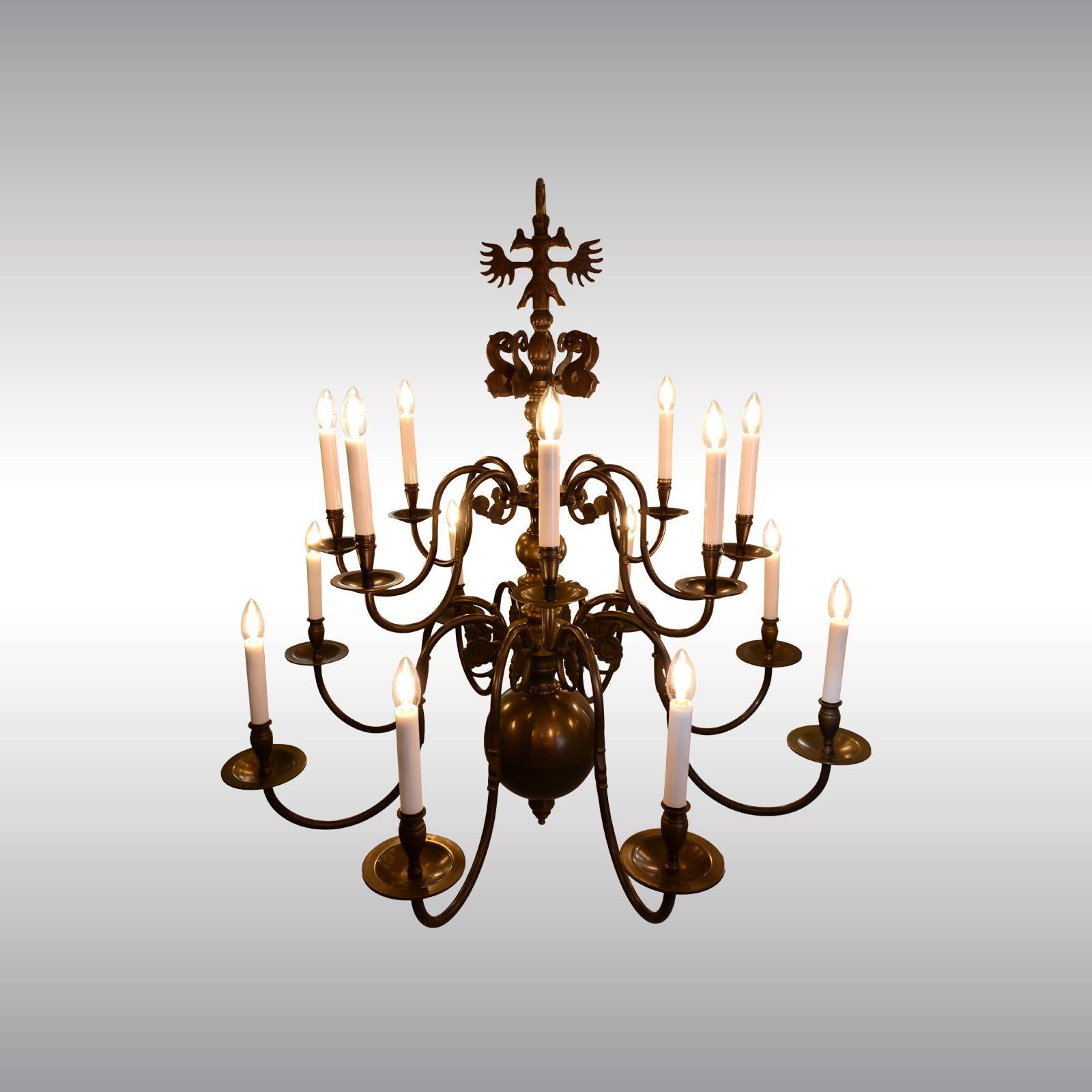 Elegant large Baroque-style chandelier.
Suitable for US.