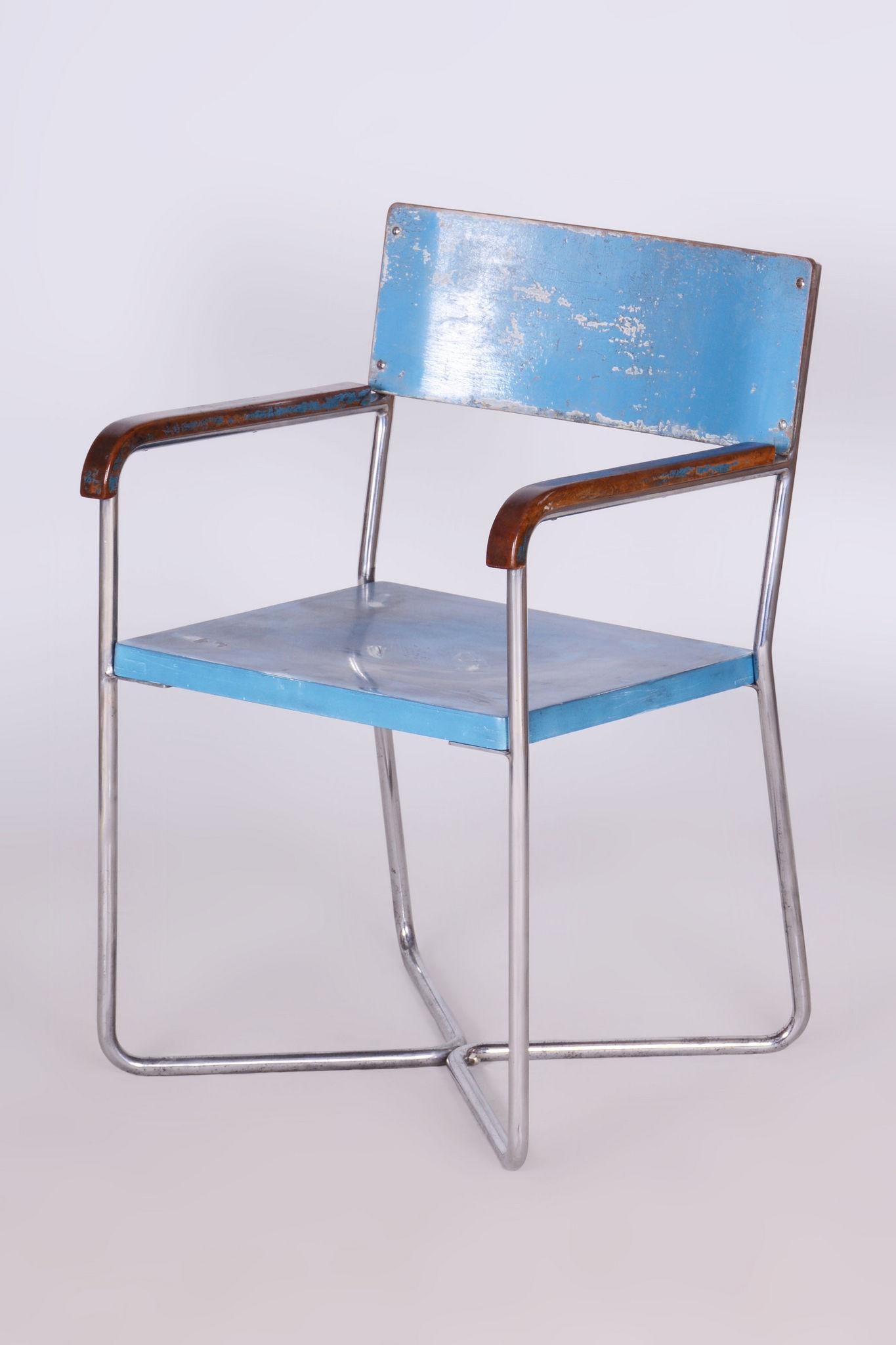 Made by Mücke Melder, an influential modernist furniture manufacturer specializing in tubular steel designs. 

In pristine original condition, the item has been professionally cleaned, and its polish has been revived by our refurbishing team in