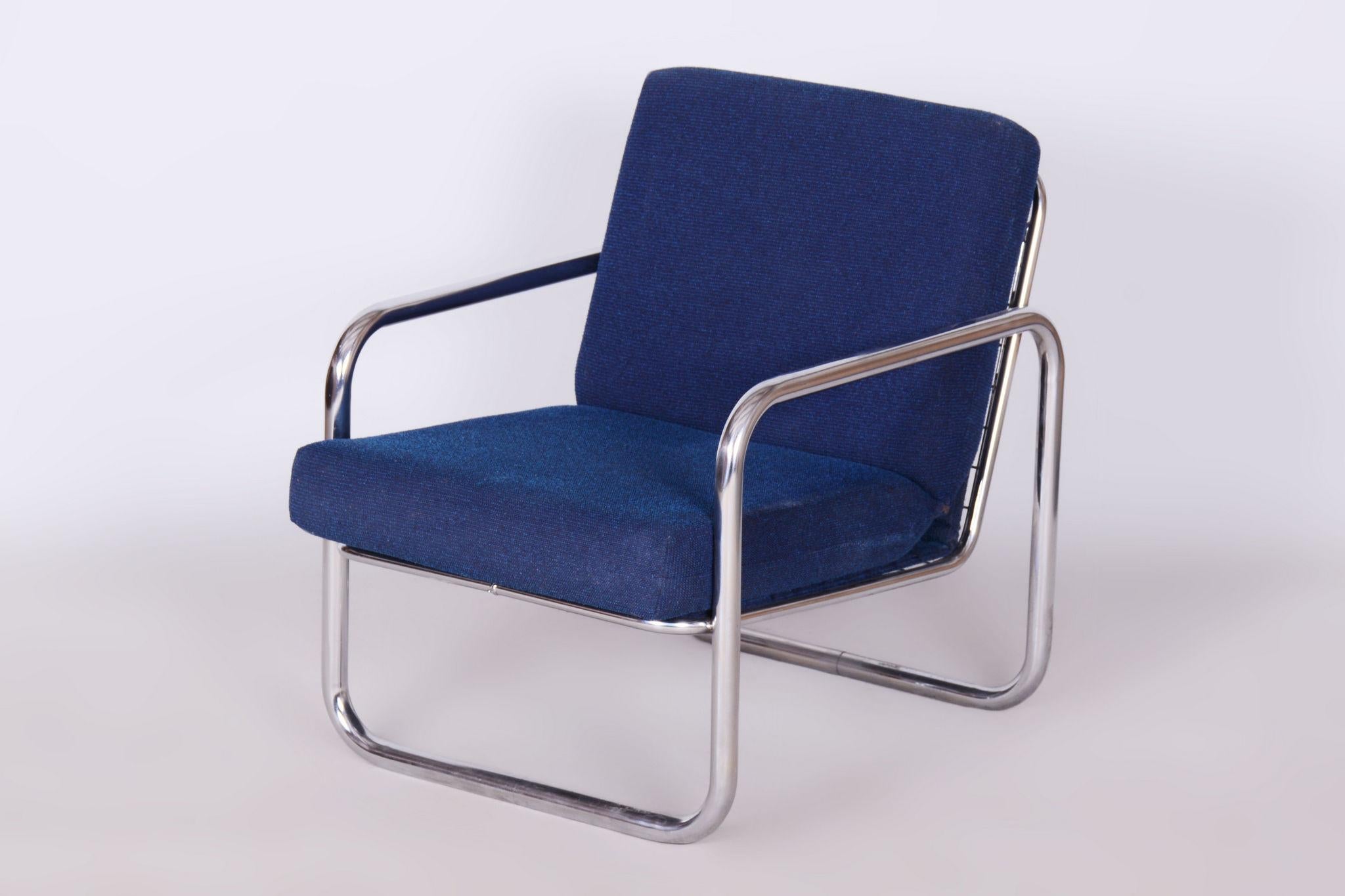 In pristine original condition, the upholstery has been professionally cleaned, and its polish revived by our refurbishing team in Czechia. 

The chrome parts have been cleaned and professionally restored. 

This item features classic Bauhaus design
