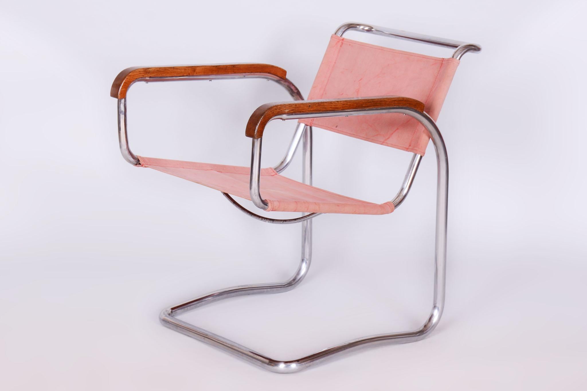 Cet élégant fauteuil Bauhaus provient de Tchécoslovaquie et date de la première moitié du 20e siècle. Il est l'œuvre de Jindřich Halabala et a été produit à Up&Up en tant que modèle H-91. Le fauteuil séduit par sa combinaison d'acier tubulaire