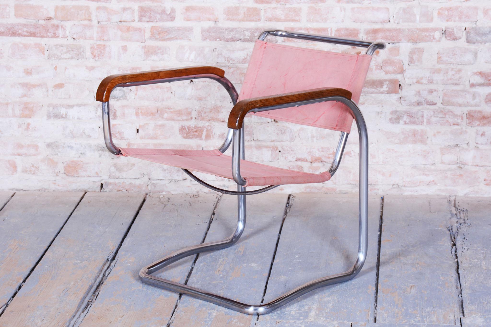 Tchèque Chaise Bauhaus originale de J. Halabala, UP Zavody, hêtre, chrome, tchèque, années 1930 en vente