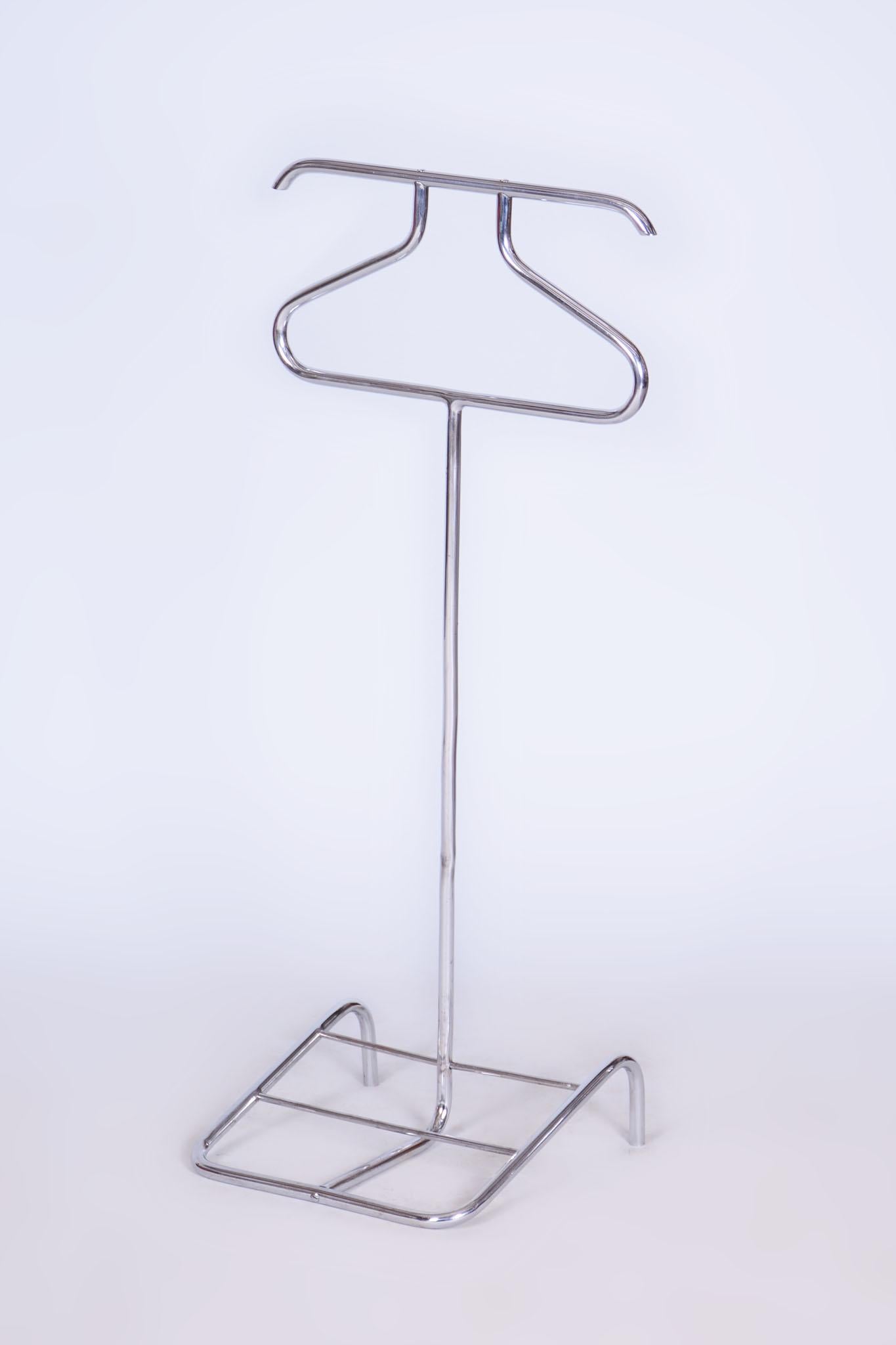 Cet élégant porte-valise de style Bauhaus provient de Tchécoslovaquie et date des années 1930. Il est en acier chromé tubulaire et a été produit par Steele závody. Ce meuble pratique et aux lignes épurées est idéal pour ceux qui apprécient le style