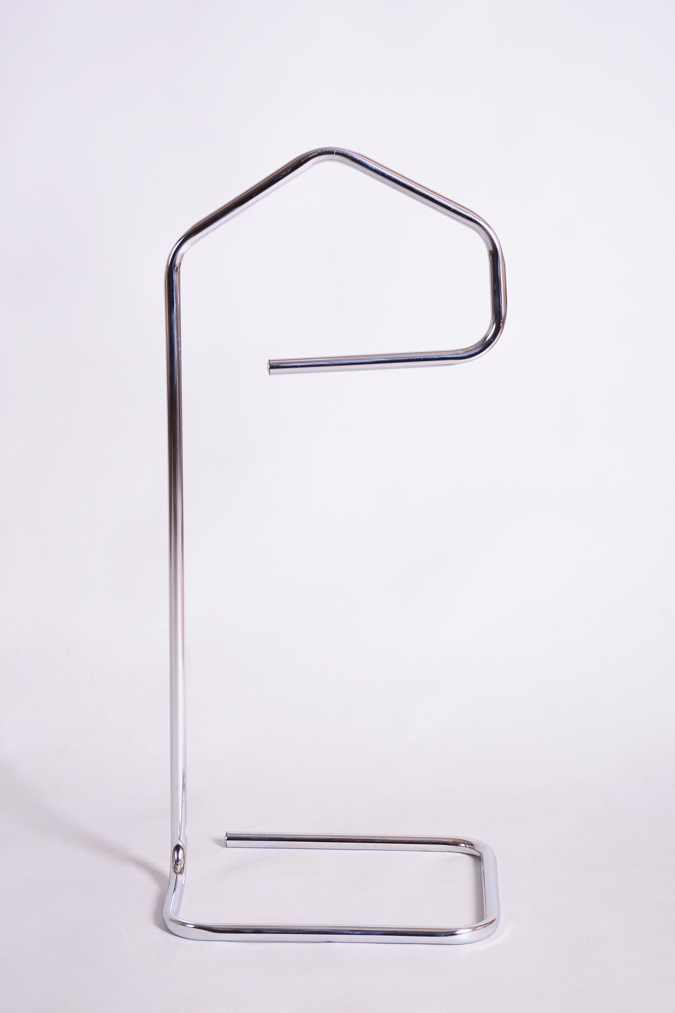 This practical and elegant Bauhaus style valet stand - coat rack comes from Czechoslovakia from the 1970s. It is made of tubular chrome steel and has been preserved in very good original condition. This functional design piece is ideal for those who