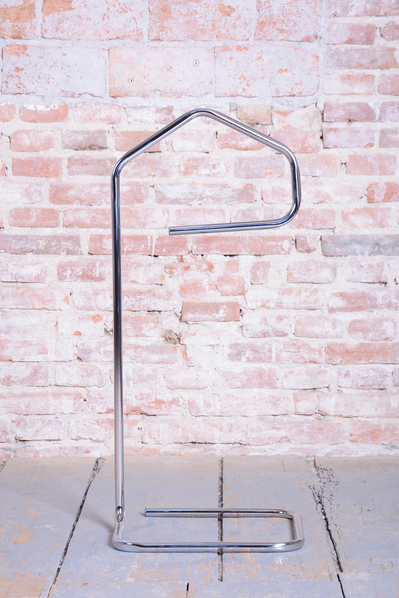 Original Bauhaus Clothes Valet Stand, Chrome-Plated Steel, Czech, 1970s In Good Condition For Sale In Brandys nad Labem, Středočeský kraj