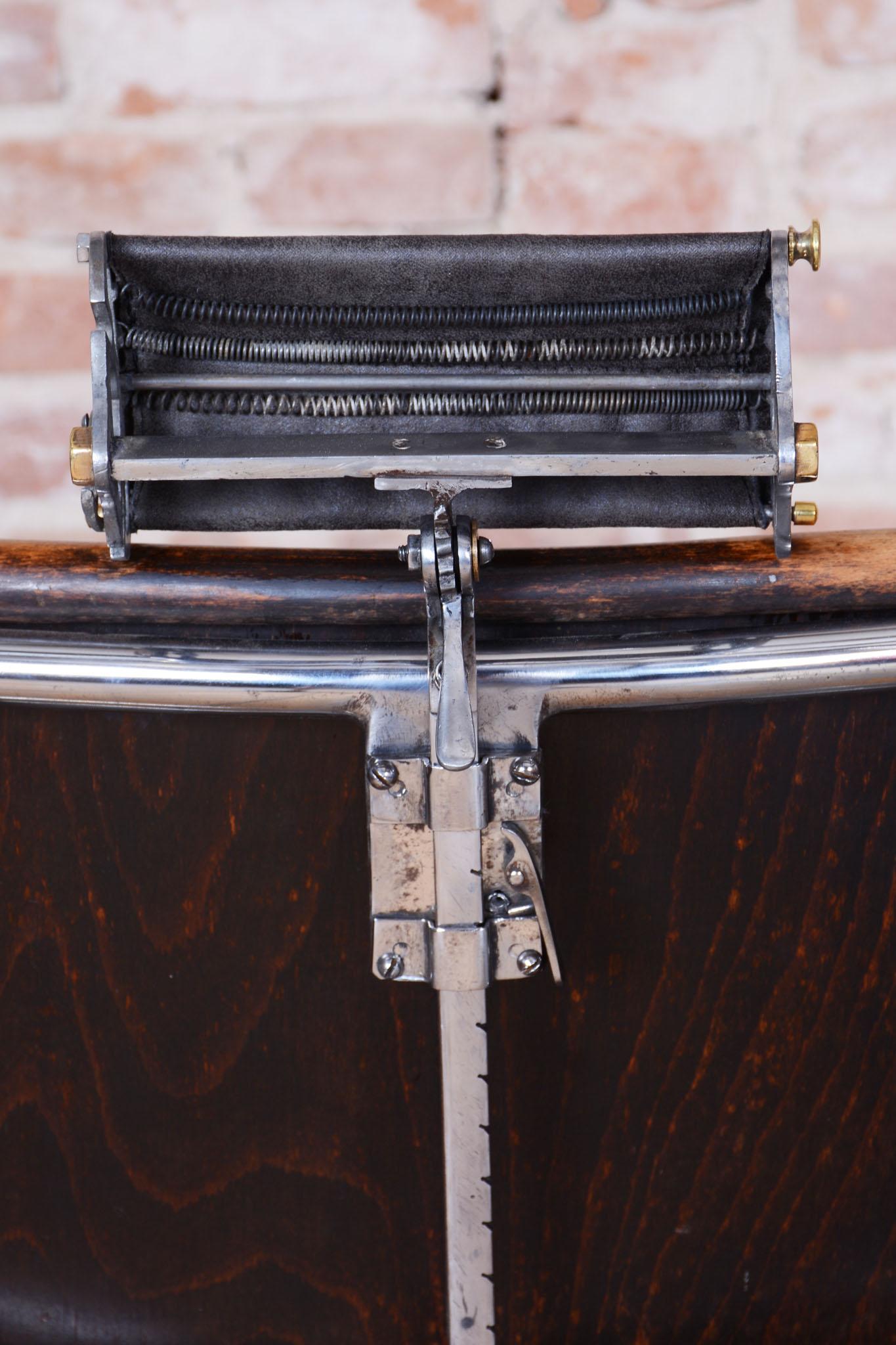 Original Bauhaus Hairdresser Chair, by Mücke - Melder, Beech, Czech, 1930s For Sale 10