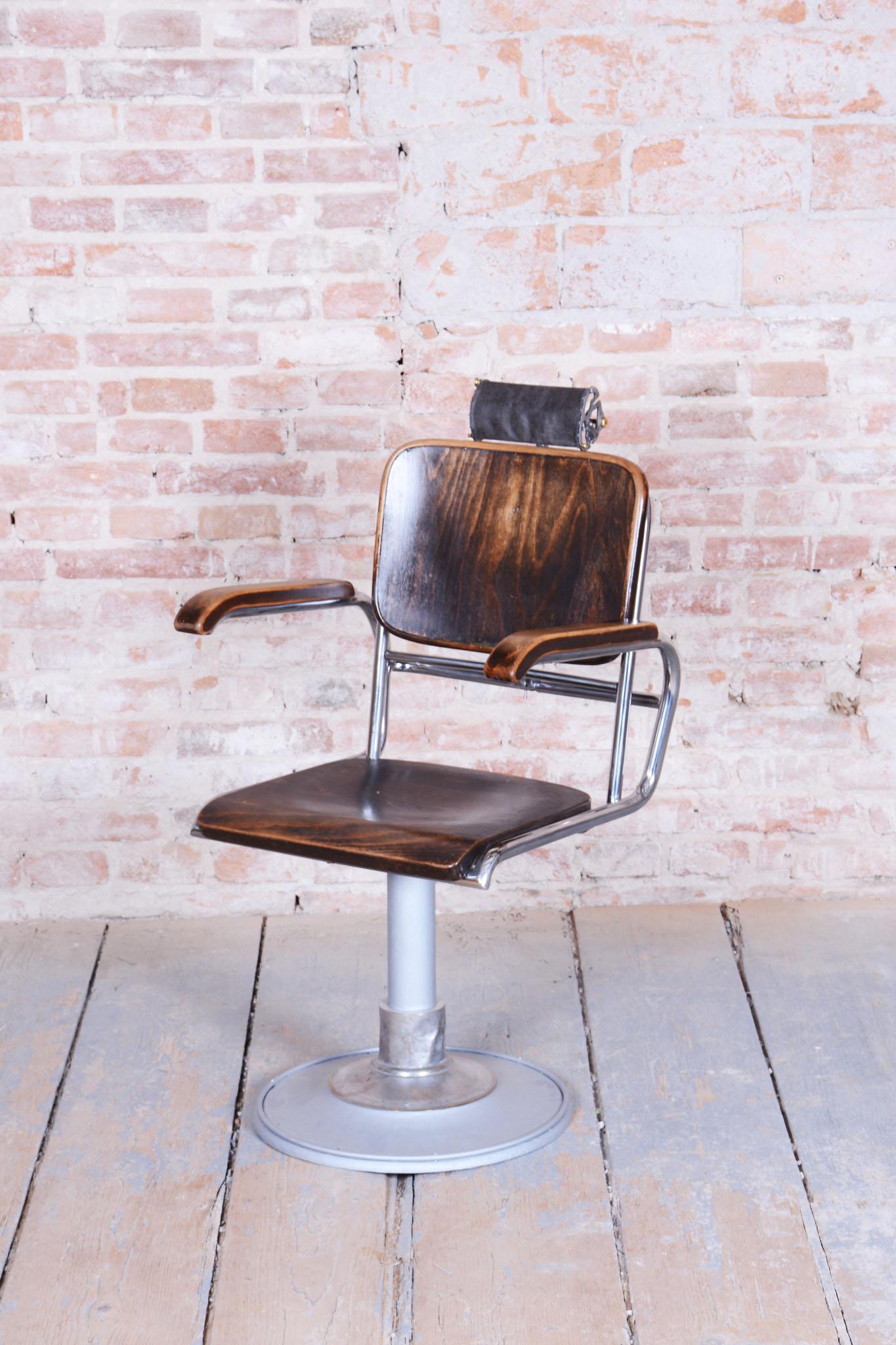 Original Bauhaus Hairdresser Chair, by Mücke - Melder, Beech, Czech, 1930s In Good Condition For Sale In Brandys nad Labem, Středočeský kraj