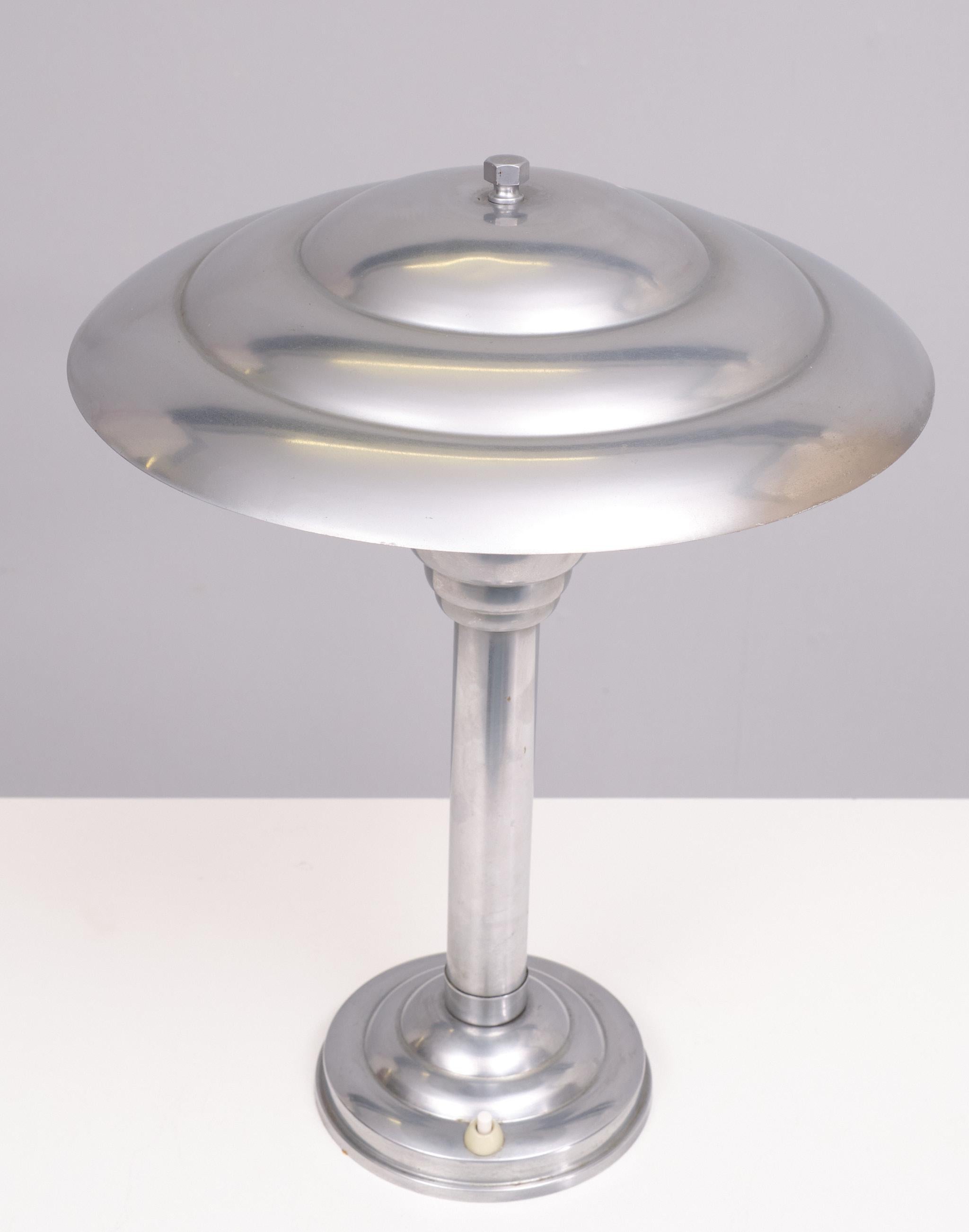 Lampe de table originale Art Deco en Nickel . Livré avec un joint à rotule en haut de l'abat-jour.
Encore en très bon état, une grande ampoule E27 est nécessaire. 
