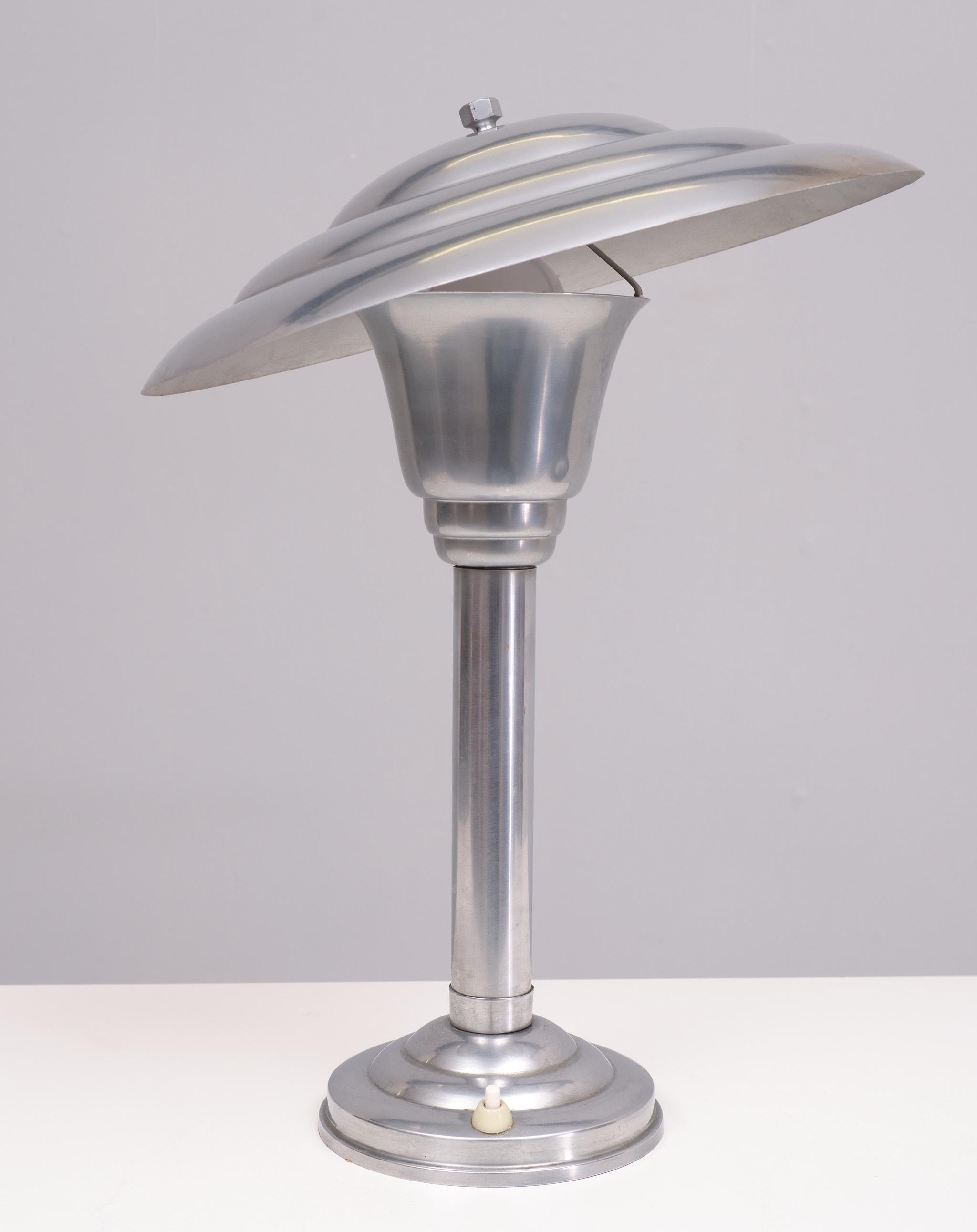 Néerlandais Lampe de table originale Bauhaus en nickel  Allemagne des années 1920  en vente