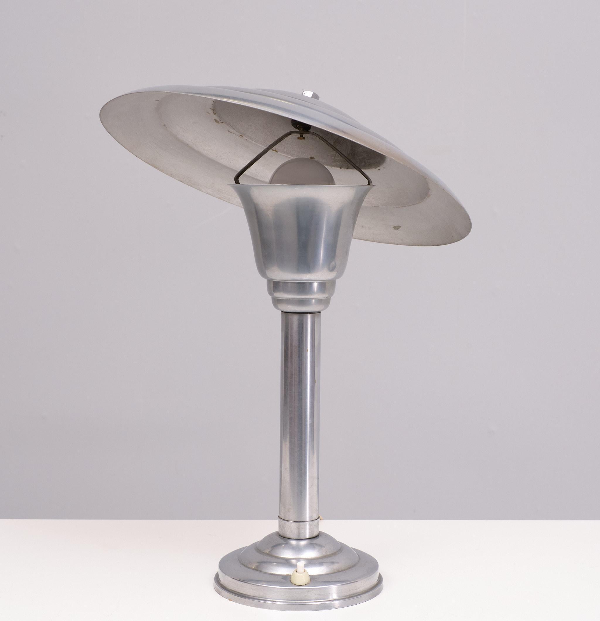 Original Bauhaus Nickel table lamp  1920s Germany  In Good Condition For Sale In Den Haag, NL