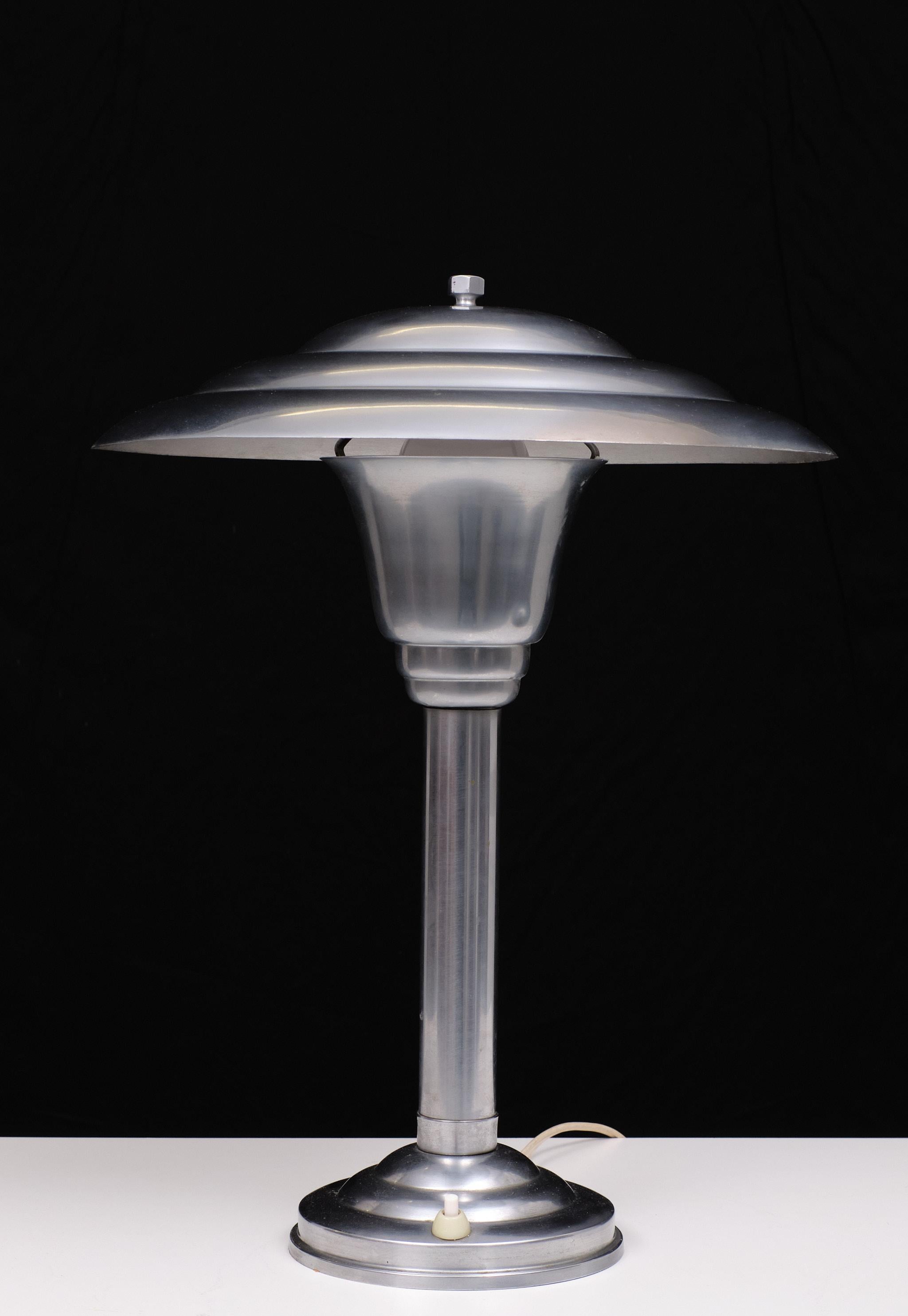 Début du 20ème siècle Lampe de table originale Bauhaus en nickel  Allemagne des années 1920  en vente
