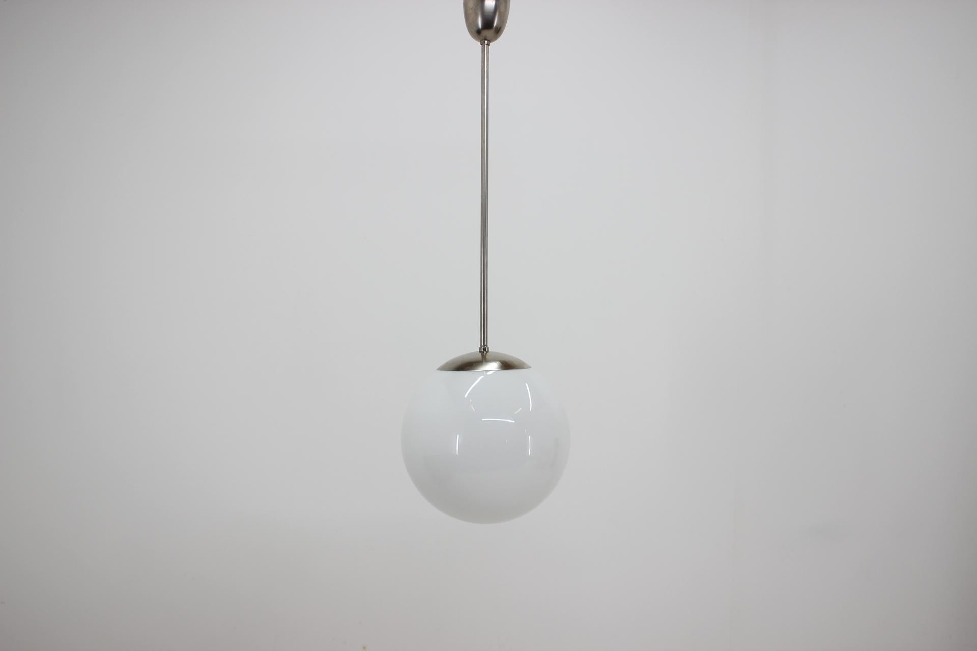 Pendentifs Bauhaus originaux:: trois diamètres de boules:: jusqu'à 16 pièces !!! Bon état - En vente à Praha, CZ