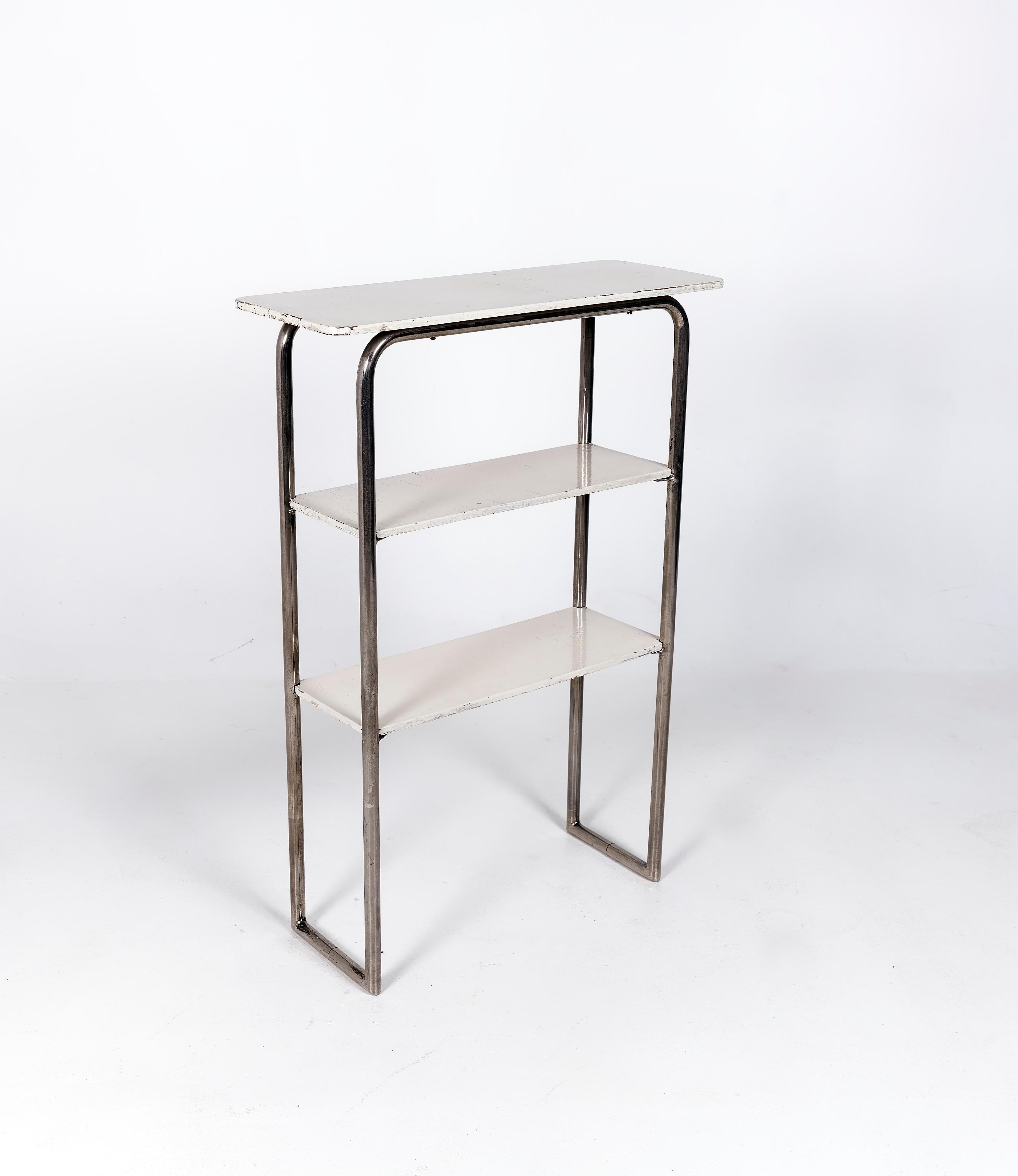 Original Bauhaus-Regal von A. Quittner. Stahl vernickelt, Holzeinlegeböden. 
Aus dem Nachlass von Max Fellerer.
Max Fellerer (1889-1957) studierte in Wien an der Technischen Hochschule bei Karl König und an der Akademie der bildenden Künste bei Otto