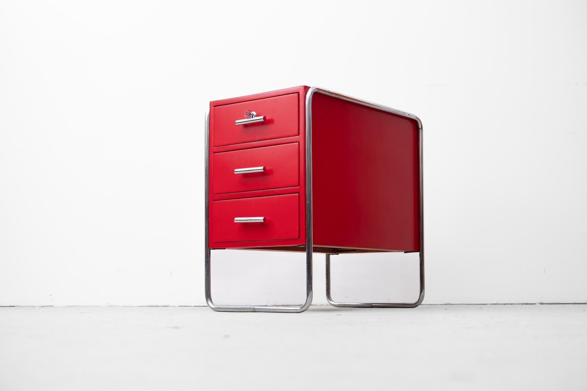 Original Bauhaus steelpipe-commode in red from Mücke Melder (CZK, around 1930) For Sale 4