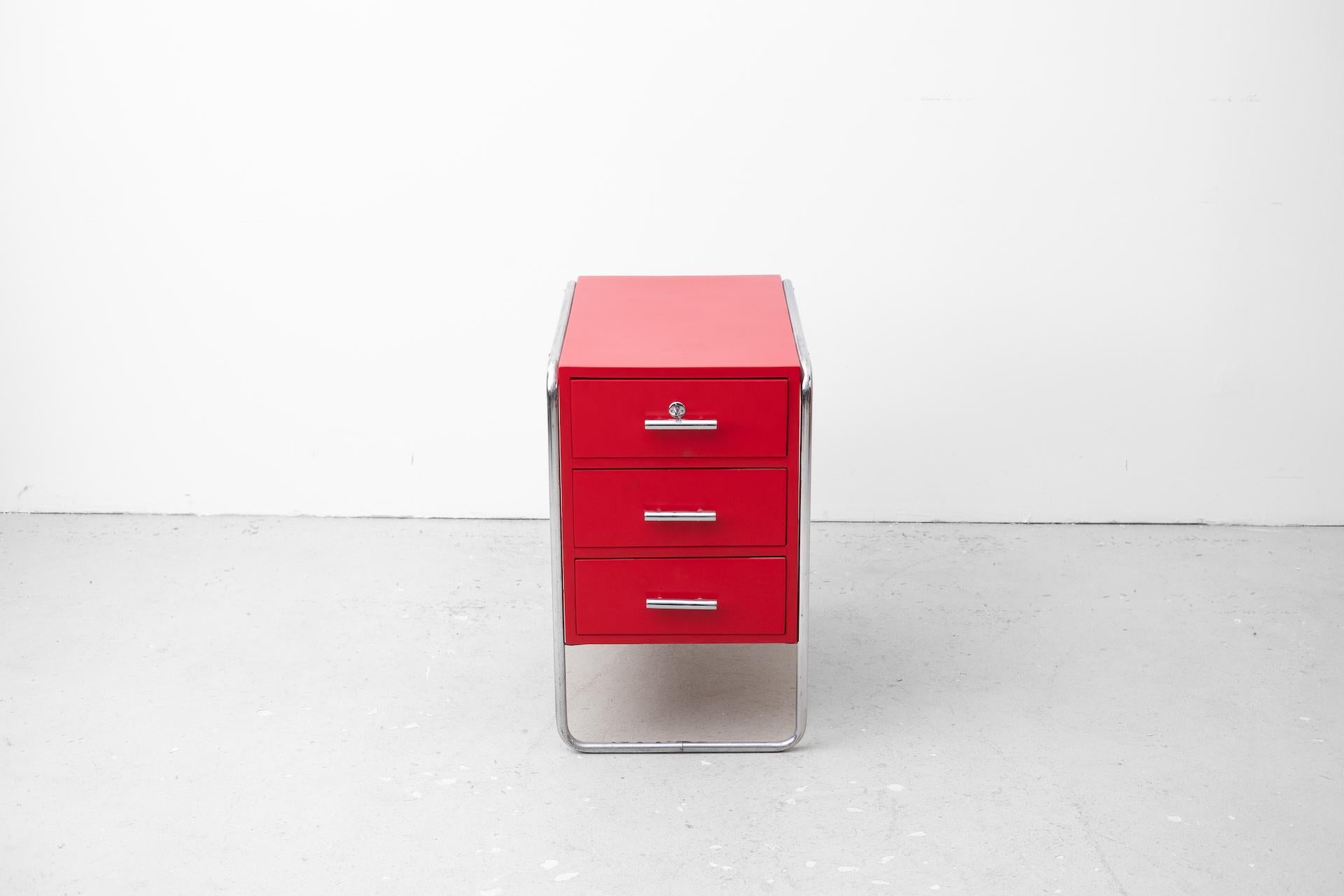 Czech Original Bauhaus steelpipe-commode in red from Mücke Melder (CZK, around 1930) For Sale