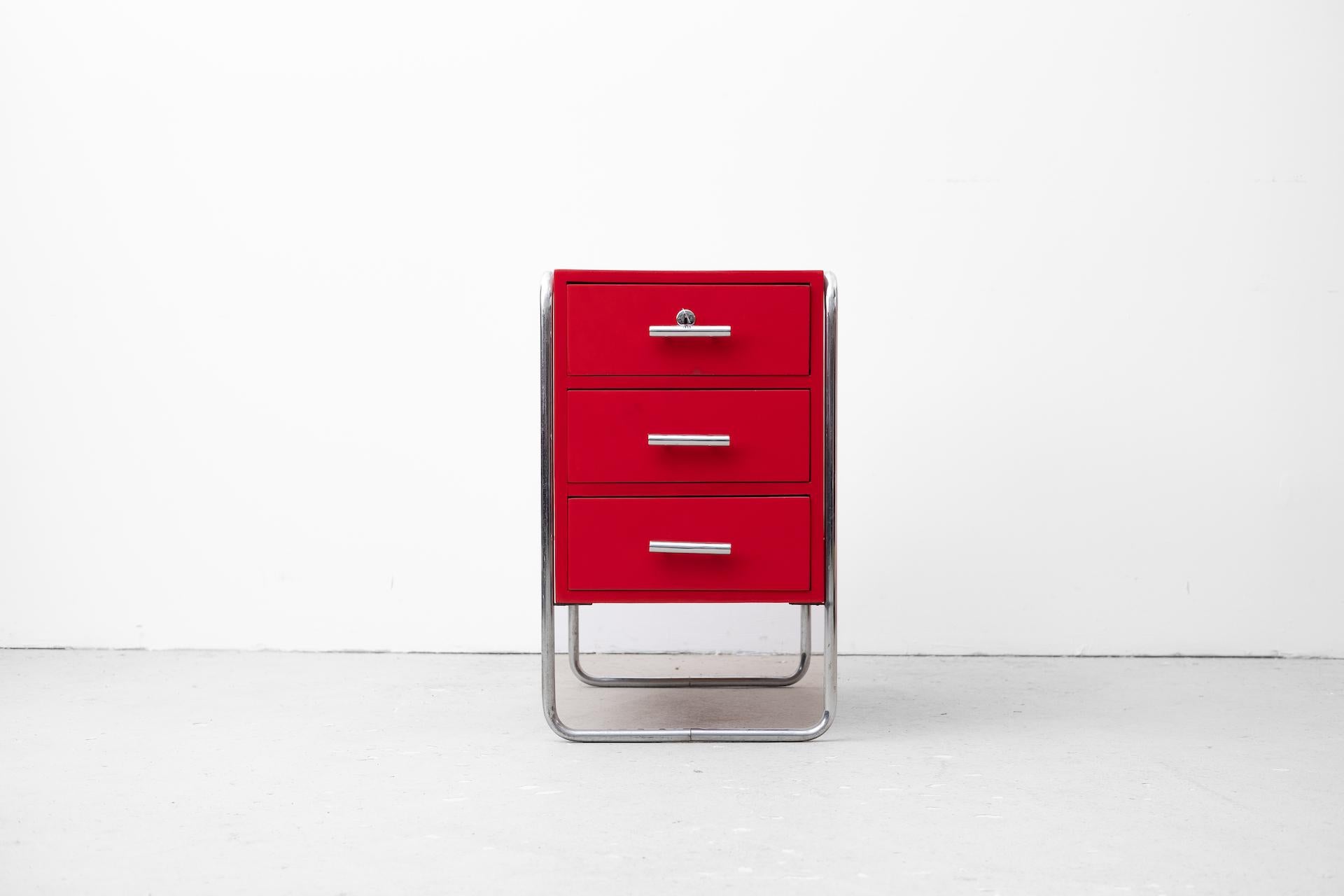 Original Bauhaus steelpipe-commode in red from Mücke Melder (CZK, around 1930) In Good Condition For Sale In Wien, AT